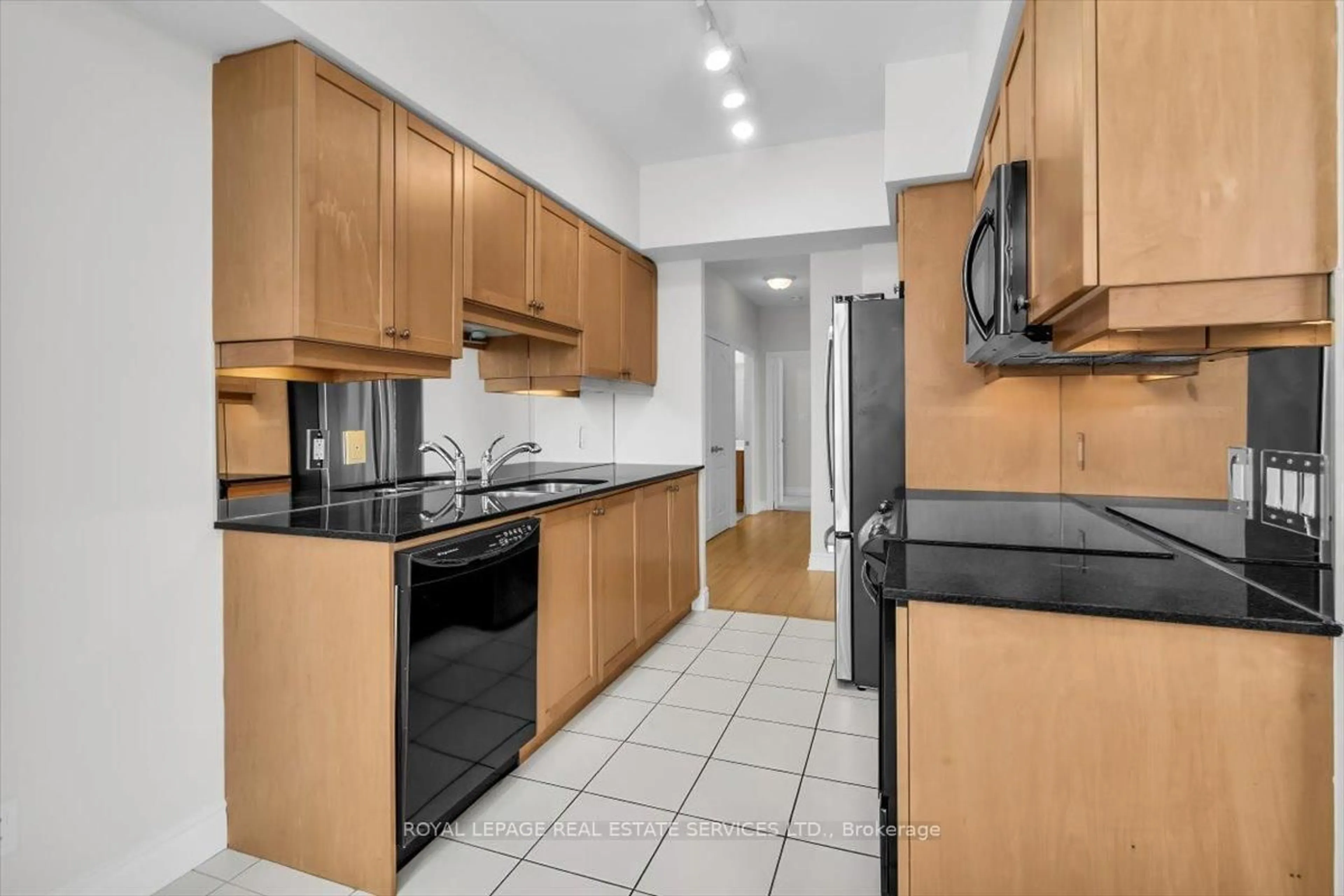 Standard kitchen, ceramic/tile floor for 1105 Leslie St #906, Toronto Ontario M3C 4G9