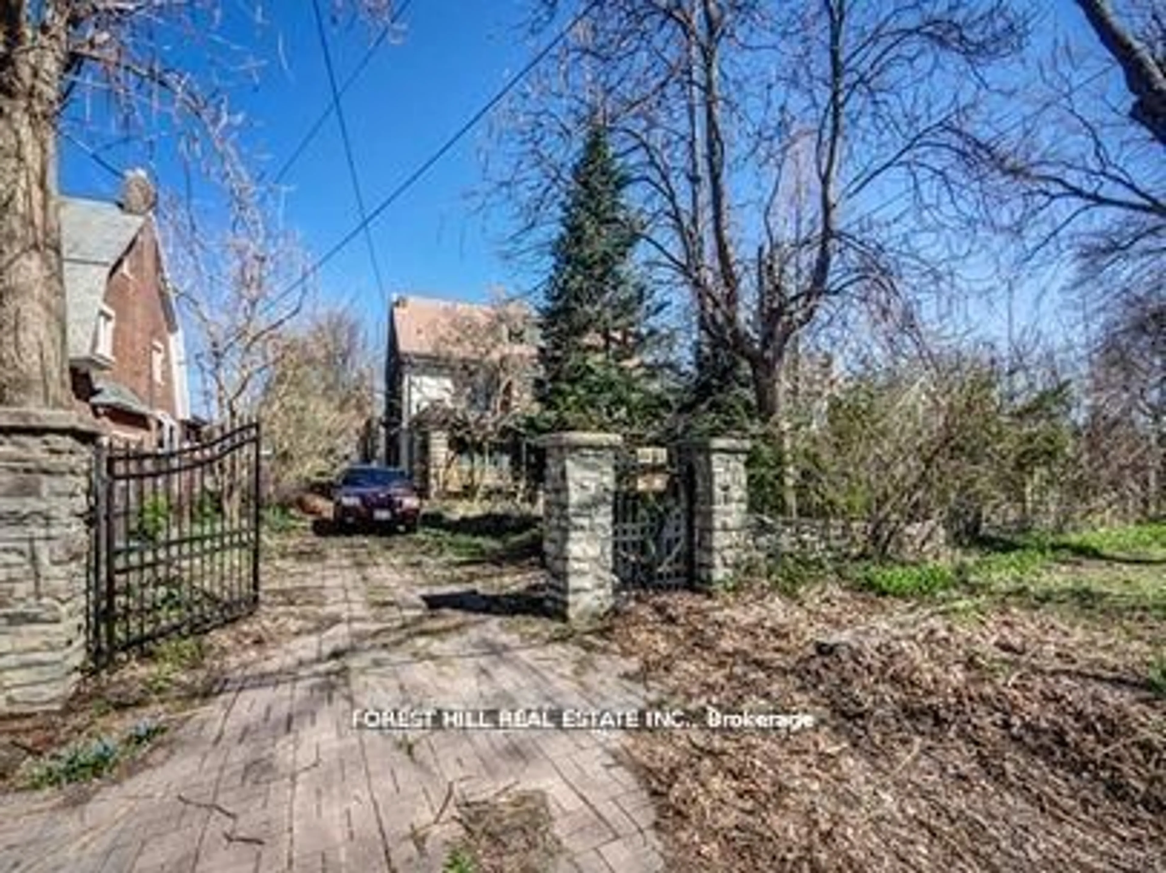 A pic from outside/outdoor area/front of a property/back of a property/a pic from drone, street for 132 Blythwood Rd, Toronto Ontario M4N 1A4