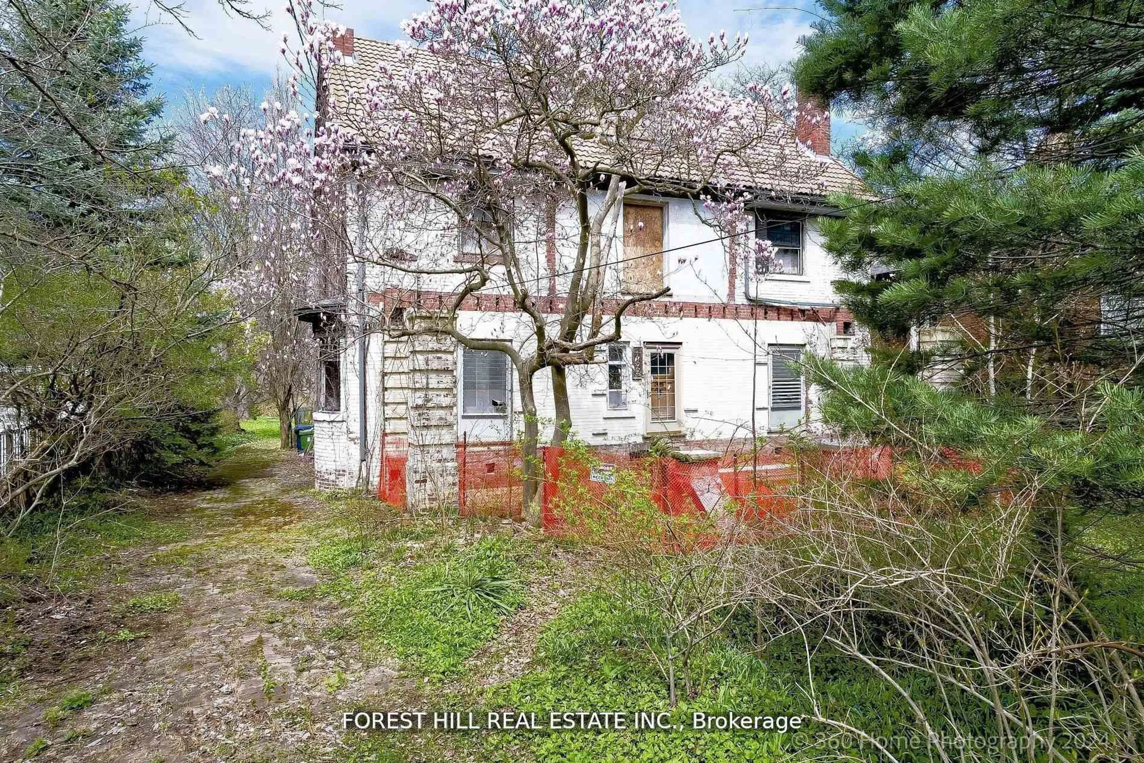 A pic from outside/outdoor area/front of a property/back of a property/a pic from drone, building for 132 Blythwood Rd, Toronto Ontario M4N 1A4