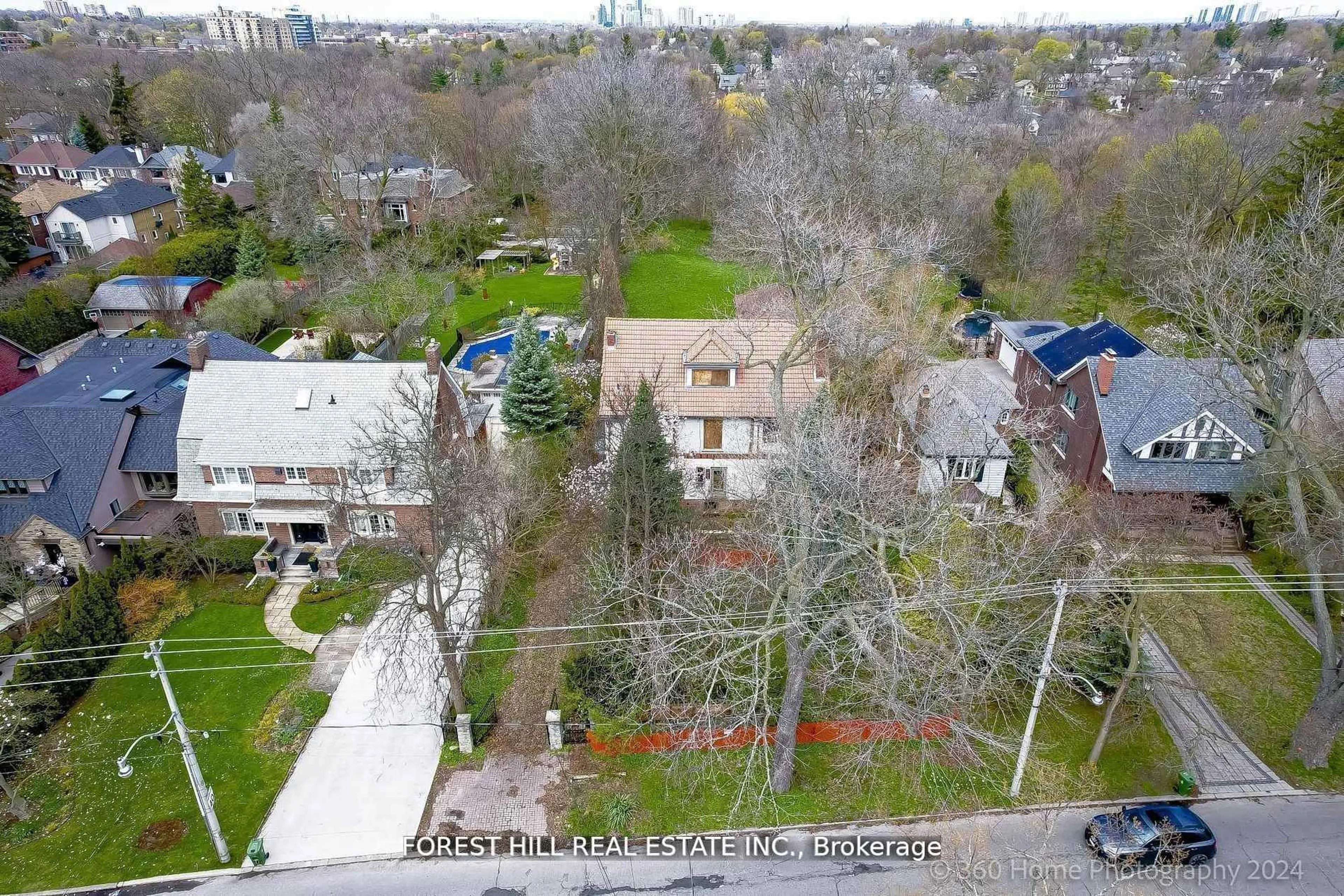 A pic from outside/outdoor area/front of a property/back of a property/a pic from drone, city buildings view from balcony for 132 Blythwood Rd, Toronto Ontario M4N 1A4