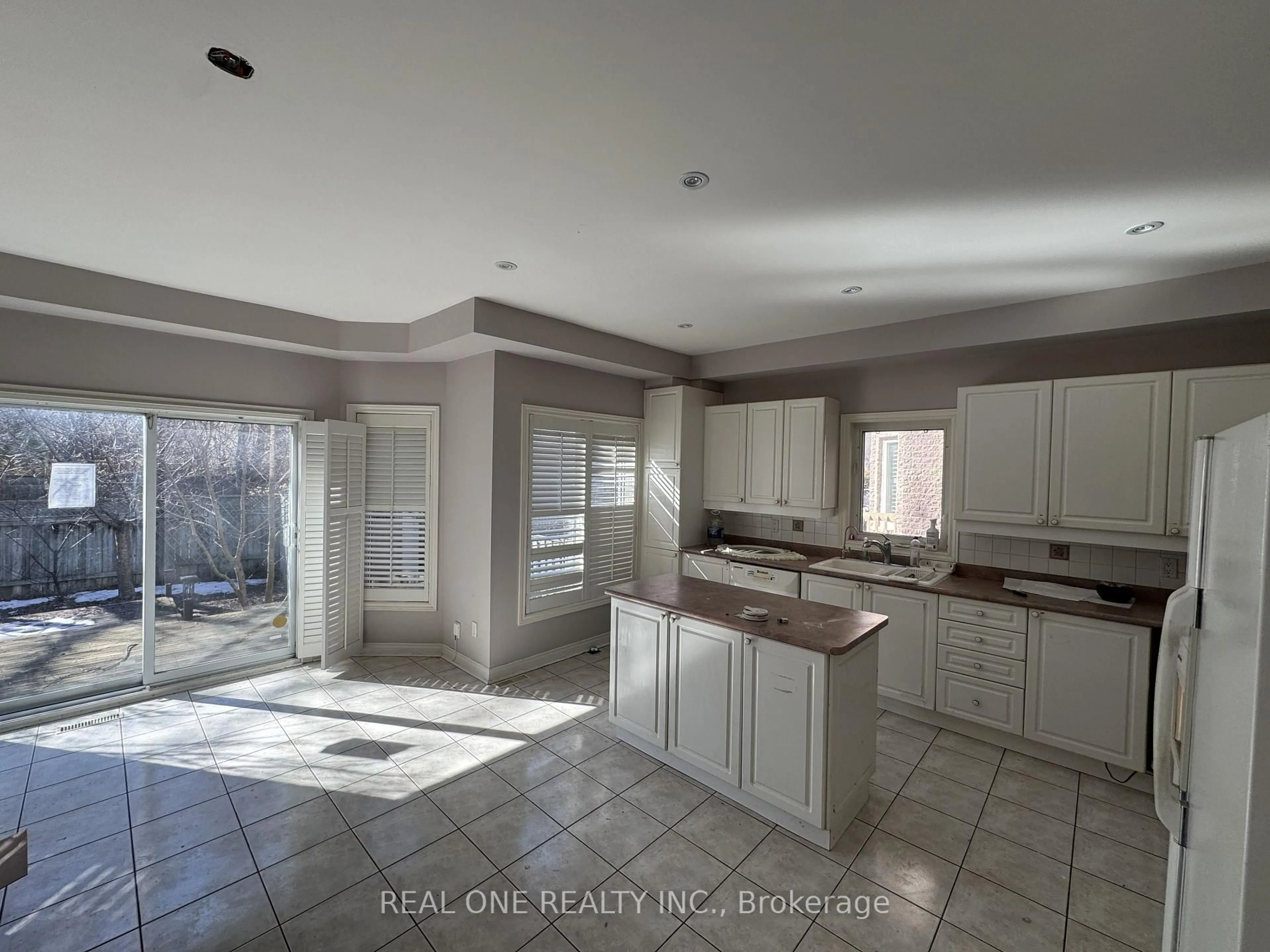 Open concept kitchen, ceramic/tile floor for 3022 Bayview Ave, Toronto Ontario M2N 5L1