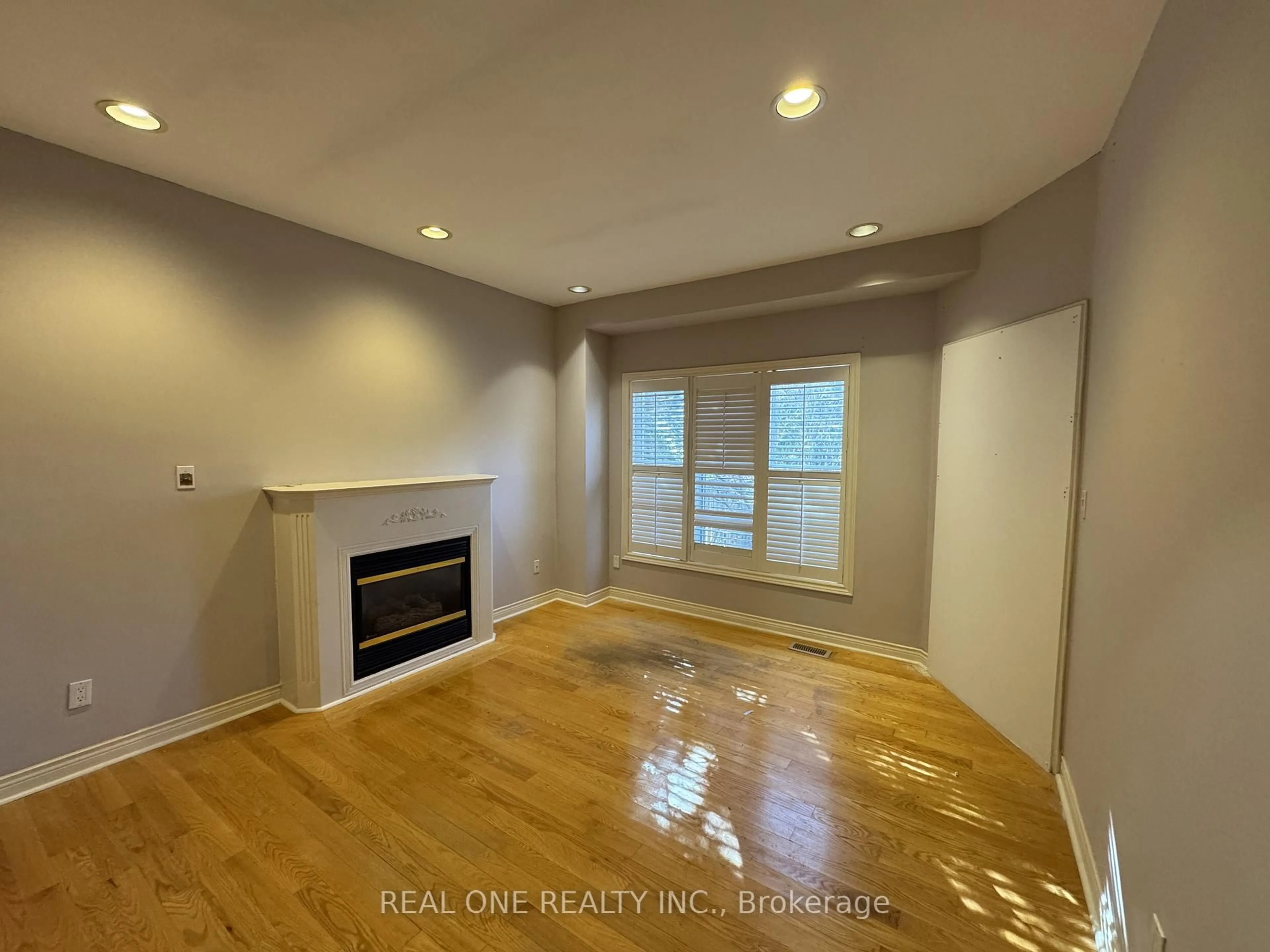 A pic of a room for 3022 Bayview Ave, Toronto Ontario M2N 5L1