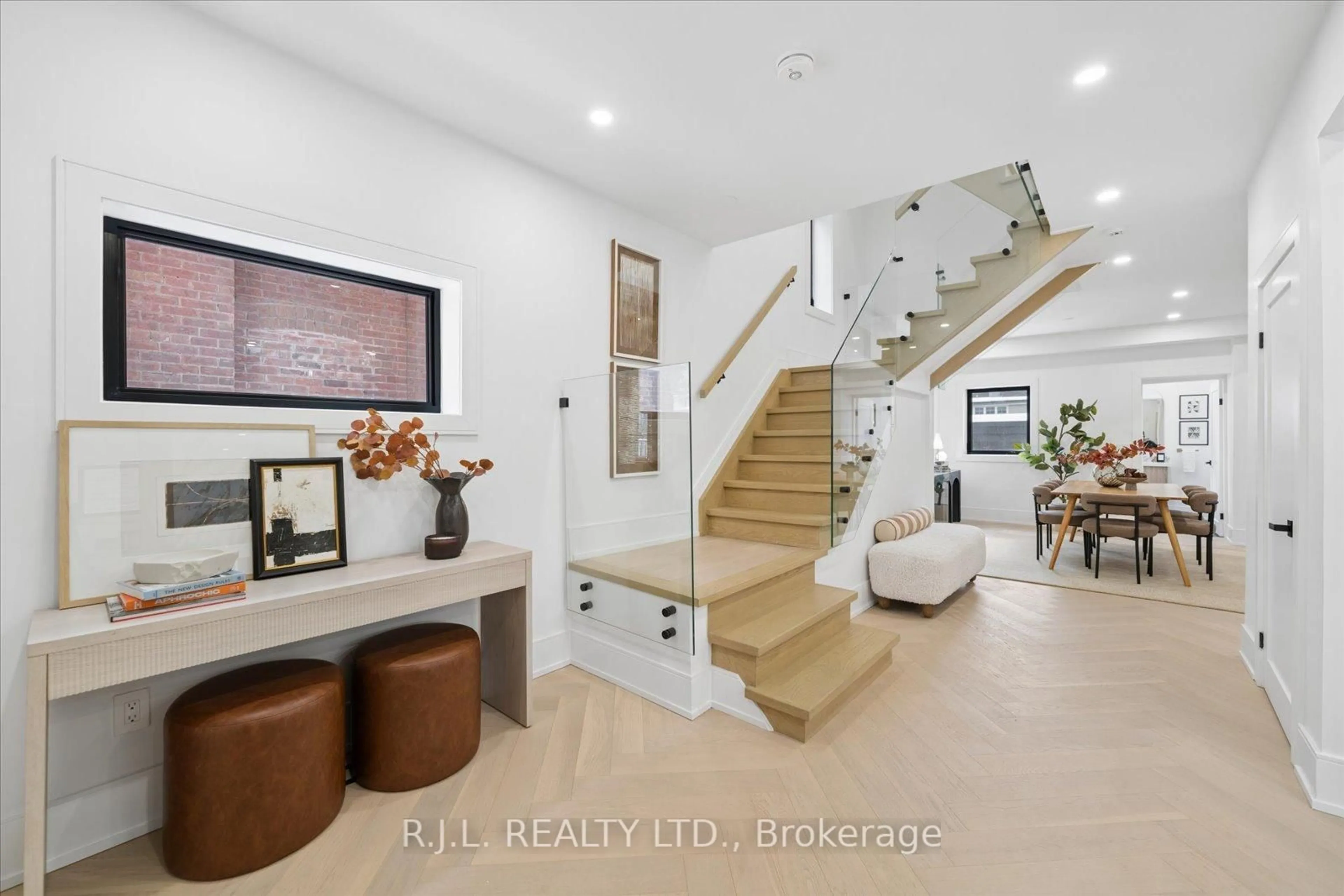 Indoor entryway for 111 Roxborough Dr, Toronto Ontario M4W 1X5