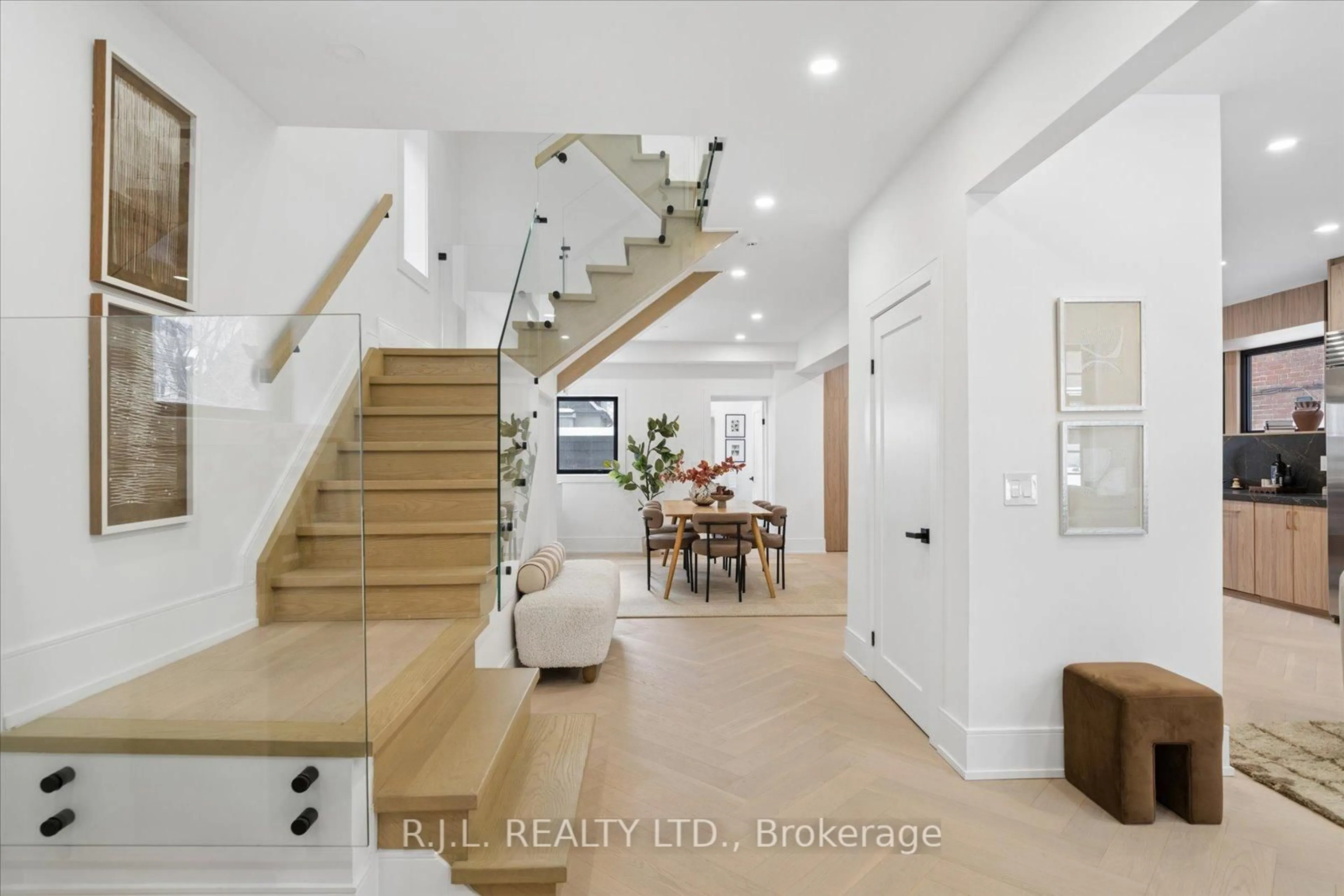 Indoor entryway for 111 Roxborough Dr, Toronto Ontario M4W 1X5