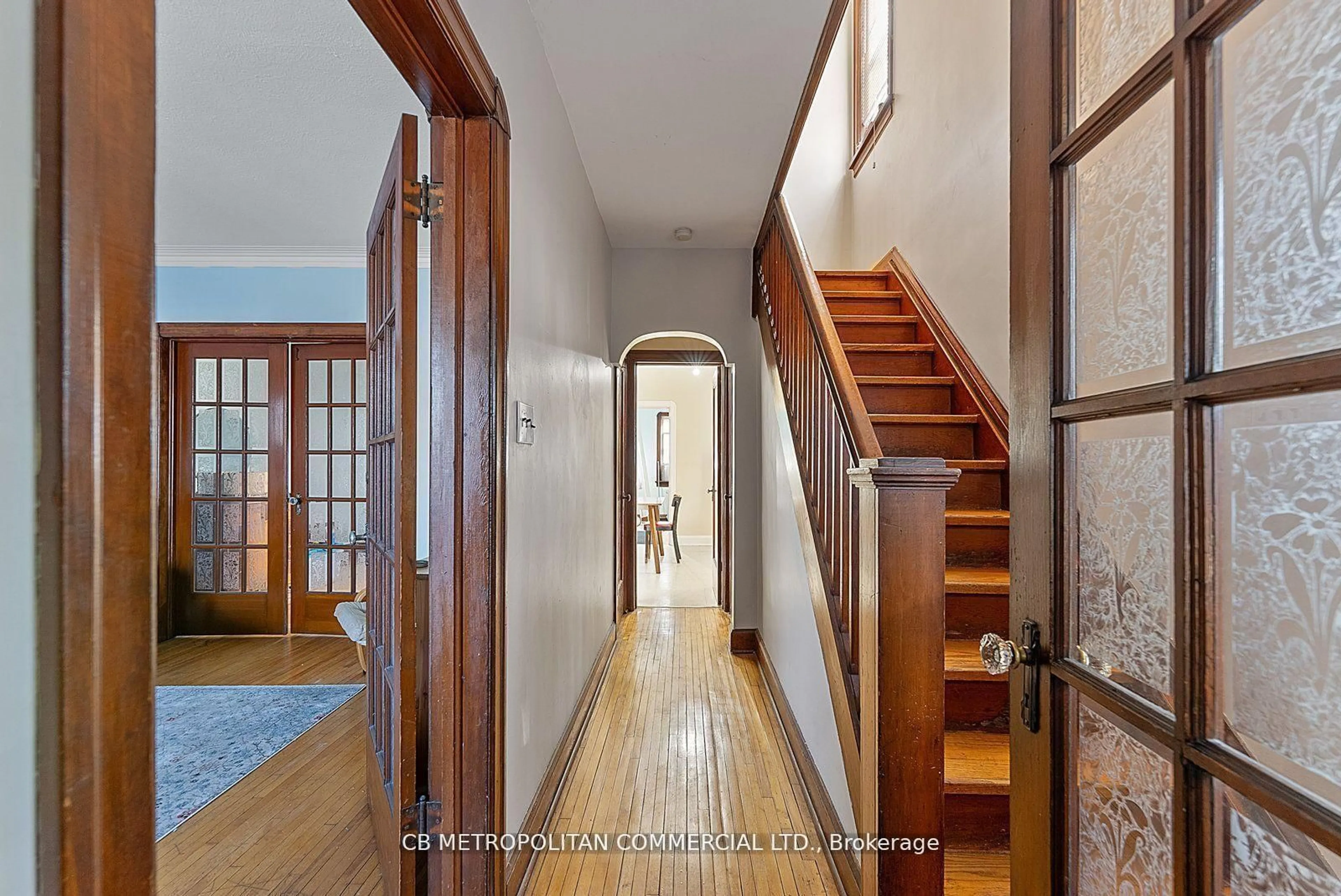 Indoor foyer for 17 Augusta Ave, Toronto Ontario M5T 2K7