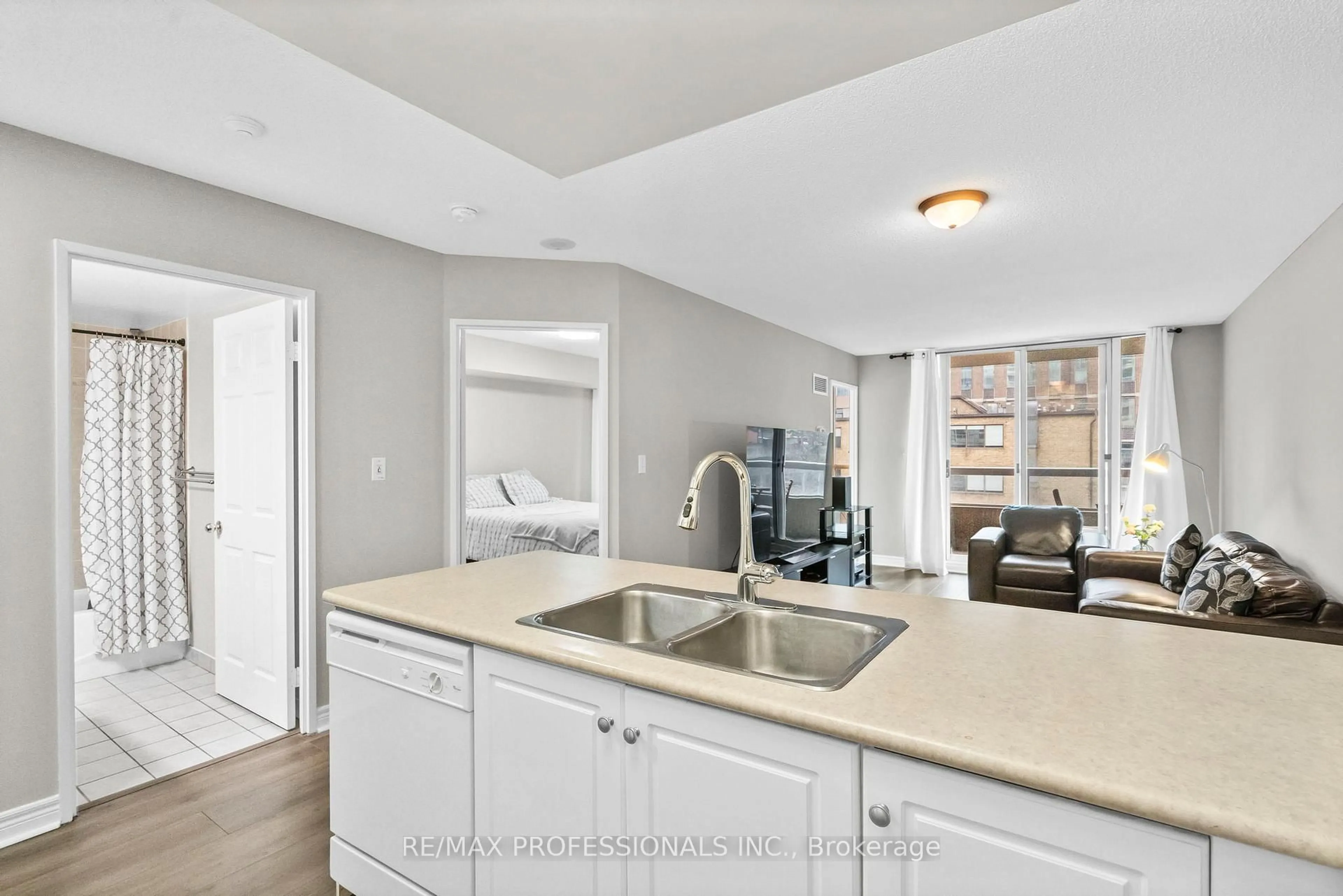 Open concept kitchen, unknown for 43 Eglinton Ave #608, Toronto Ontario M4P 1A2