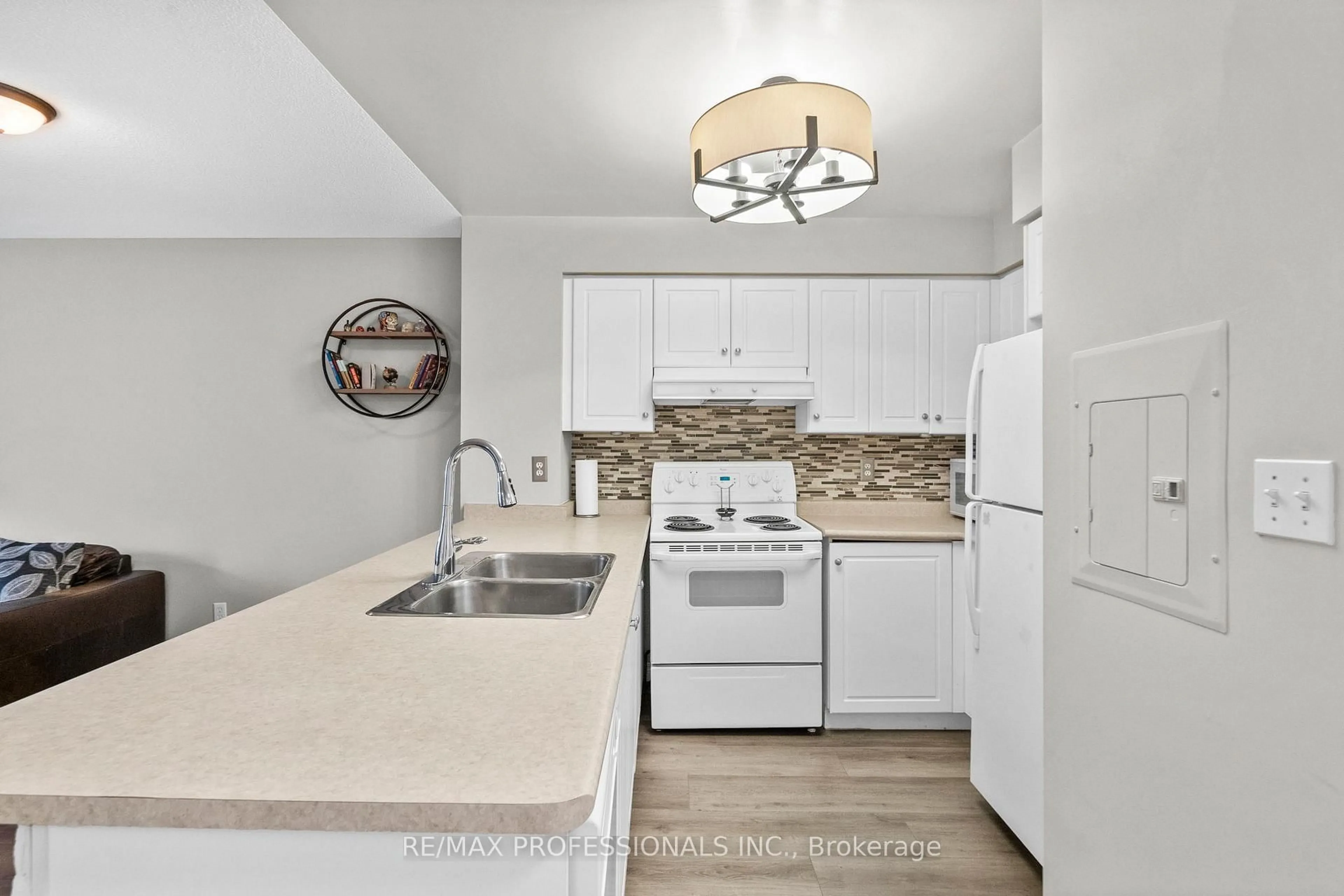 Standard kitchen, ceramic/tile floor for 43 Eglinton Ave #608, Toronto Ontario M4P 1A2