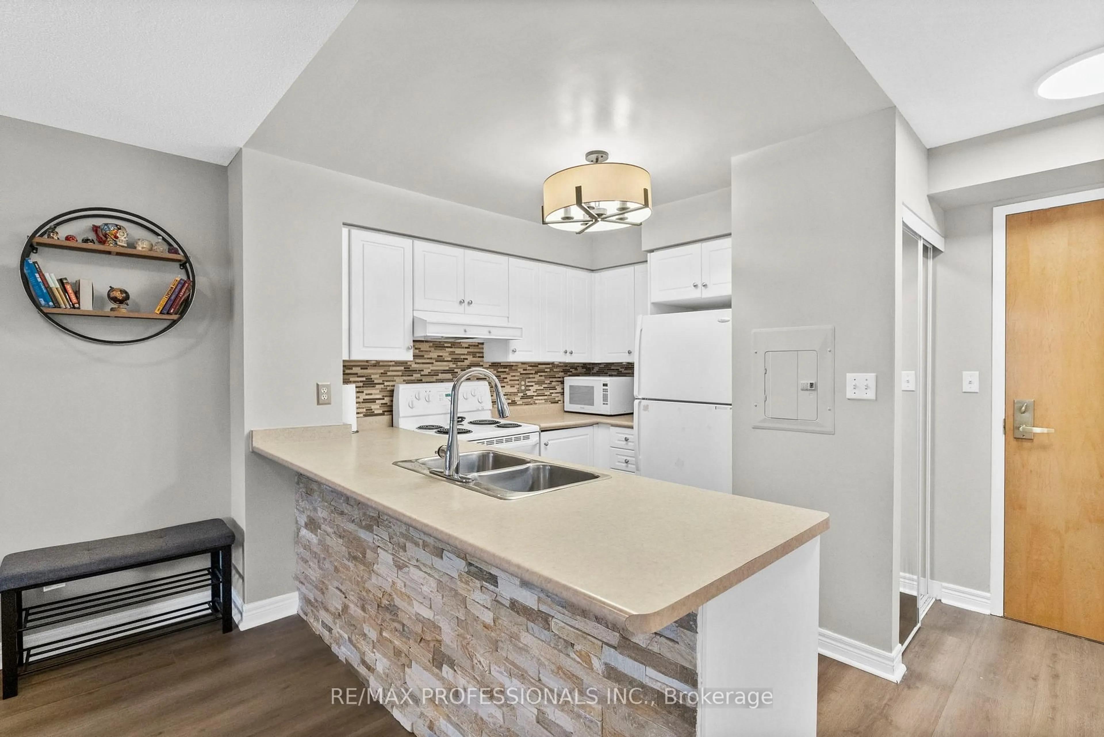 Open concept kitchen, ceramic/tile floor for 43 Eglinton Ave #608, Toronto Ontario M4P 1A2