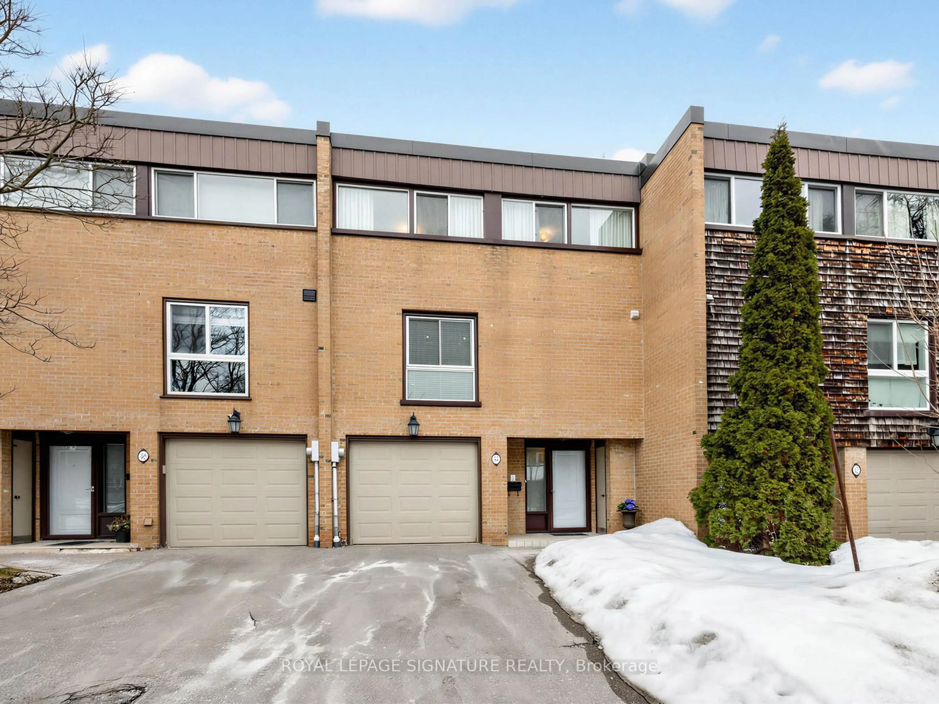 A pic from outside/outdoor area/front of a property/back of a property/a pic from drone, street for 44 Paul Markway, Toronto Ontario M2H 1S7