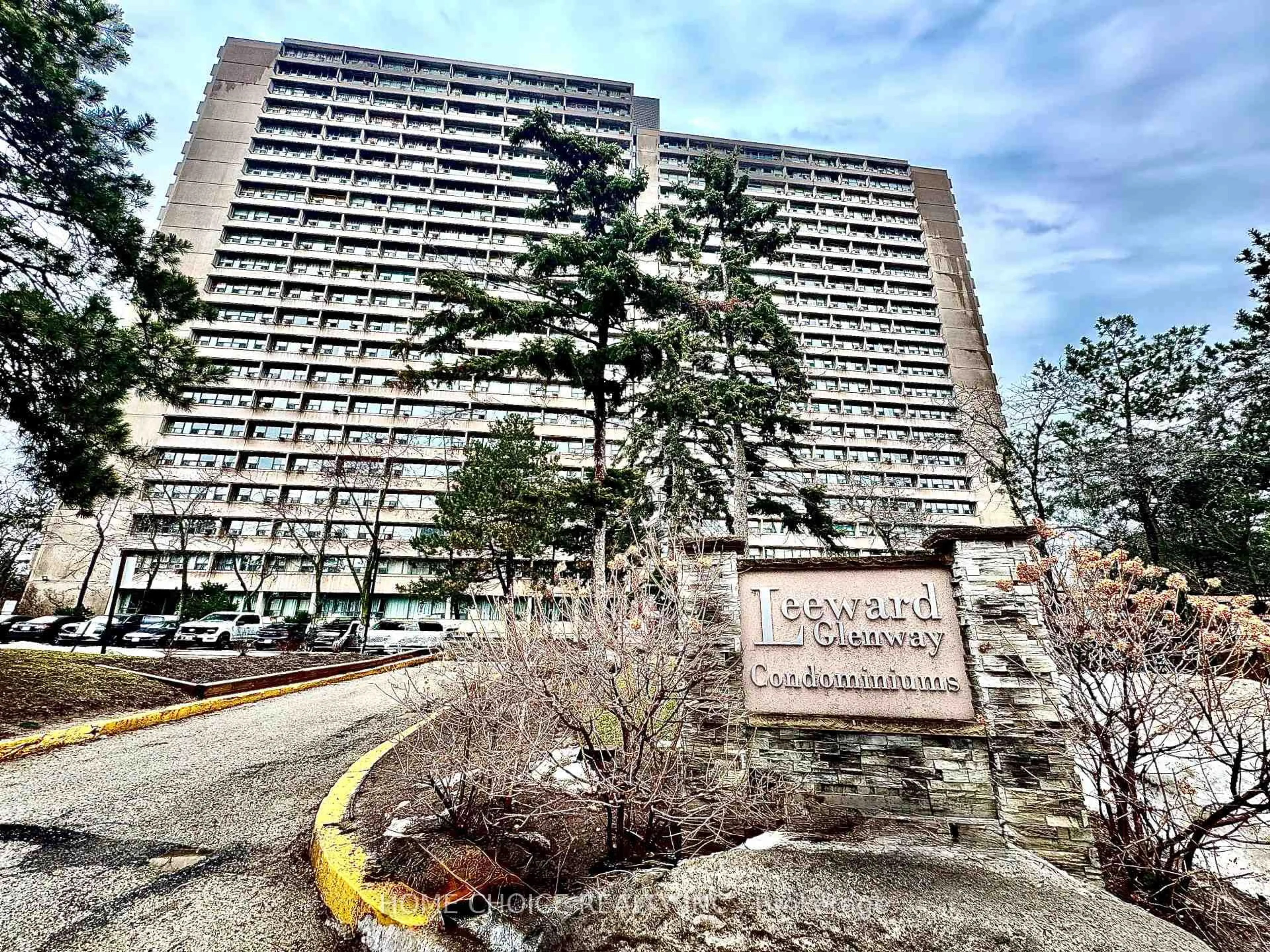 Indoor foyer for 100 Leeward Glwy #404, Toronto Ontario M3C 2Z1