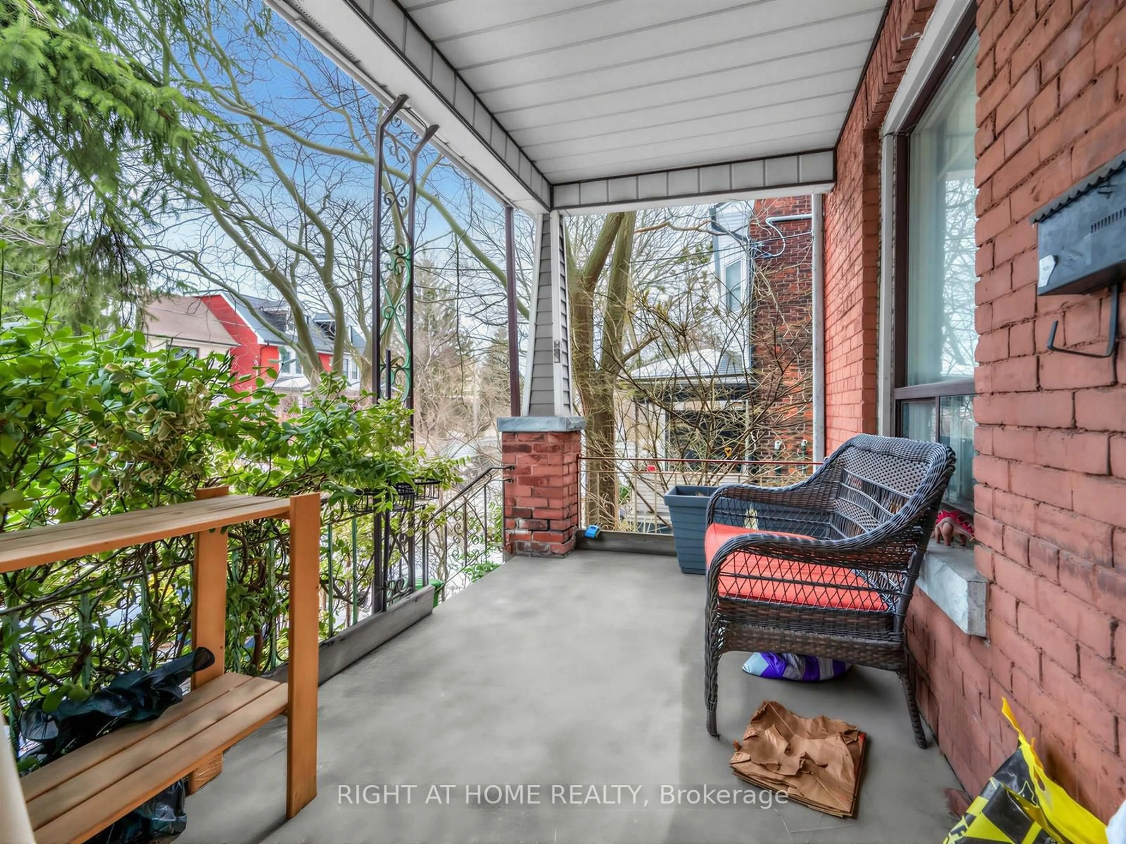 Patio, street for 542 Crawford St, Toronto Ontario M6G 3J8