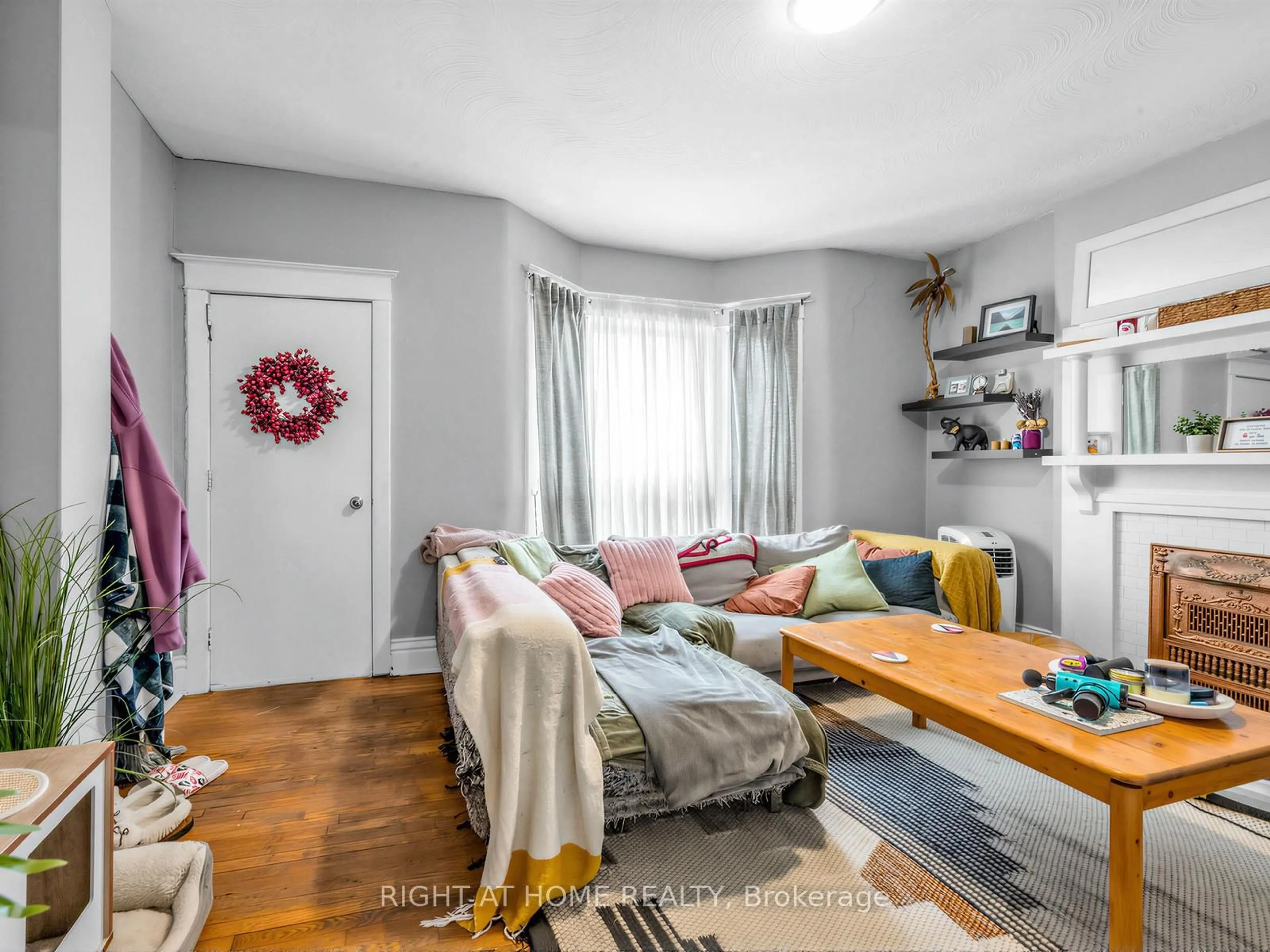 Living room with furniture, unknown for 542 Crawford St, Toronto Ontario M6G 3J8