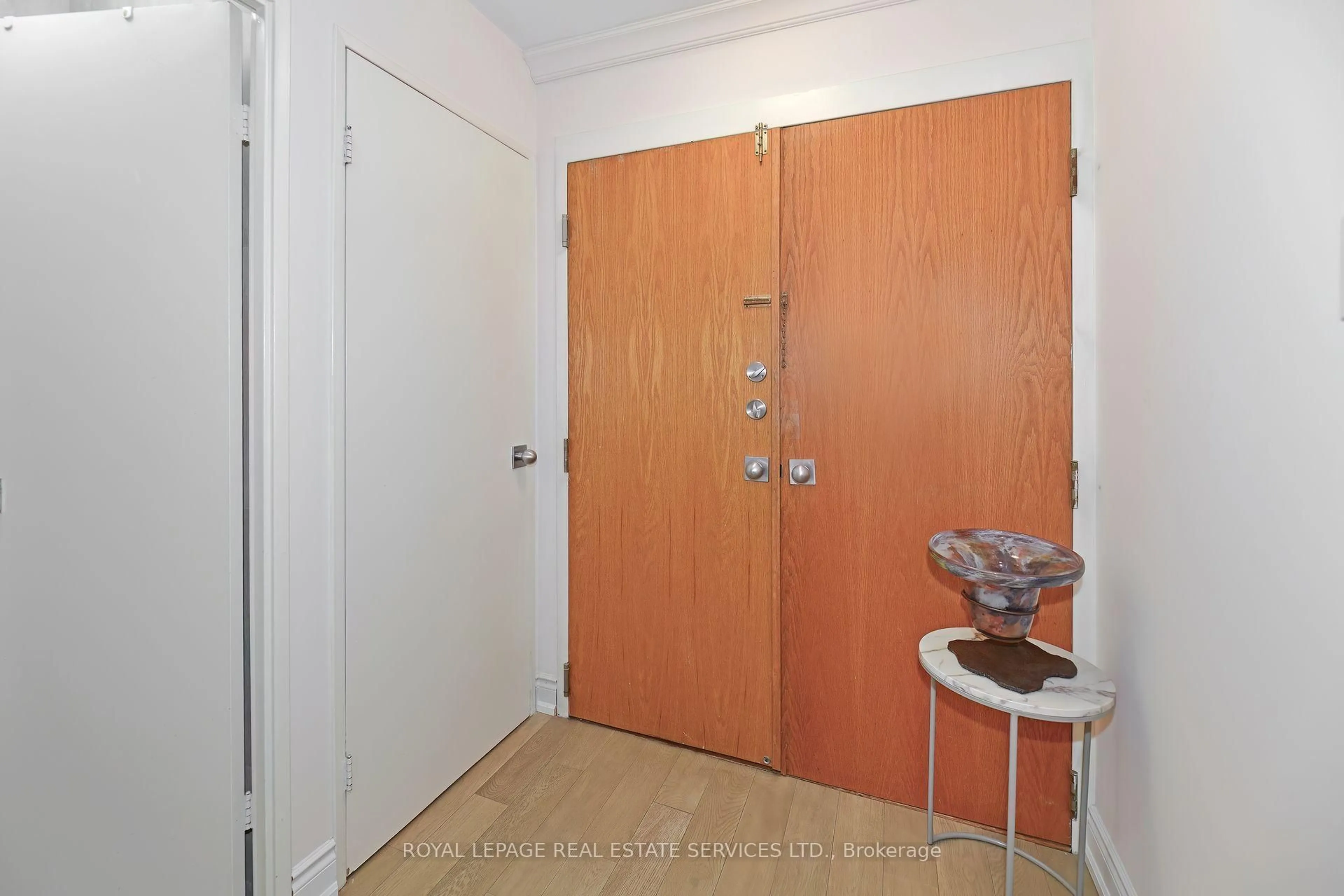 Indoor entryway for 110 Bloor St #1703, Toronto Ontario M5S 2W7