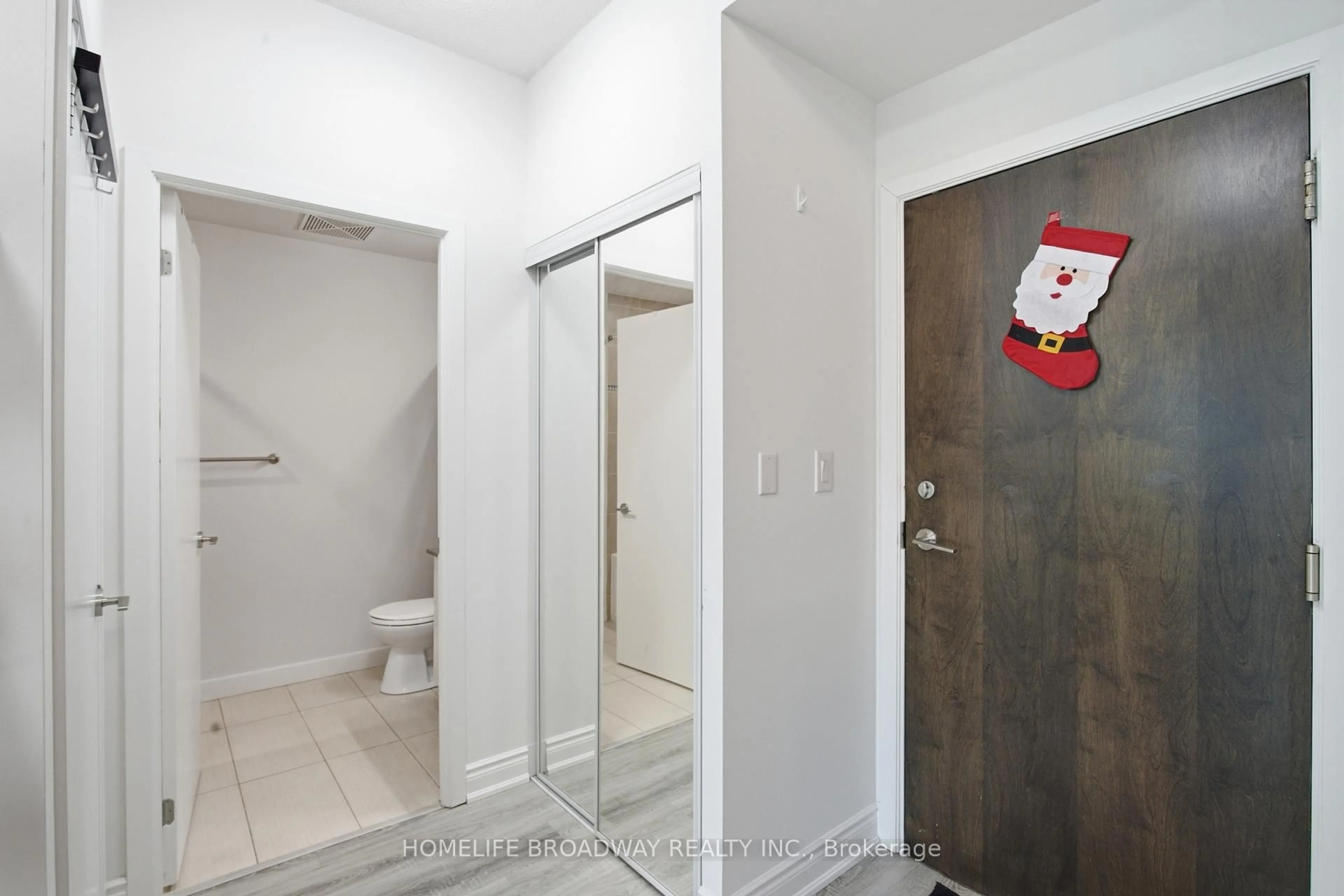 Standard bathroom, ceramic/tile floor for 18 Harbour St #2009, Toronto Ontario M5J 2Z6
