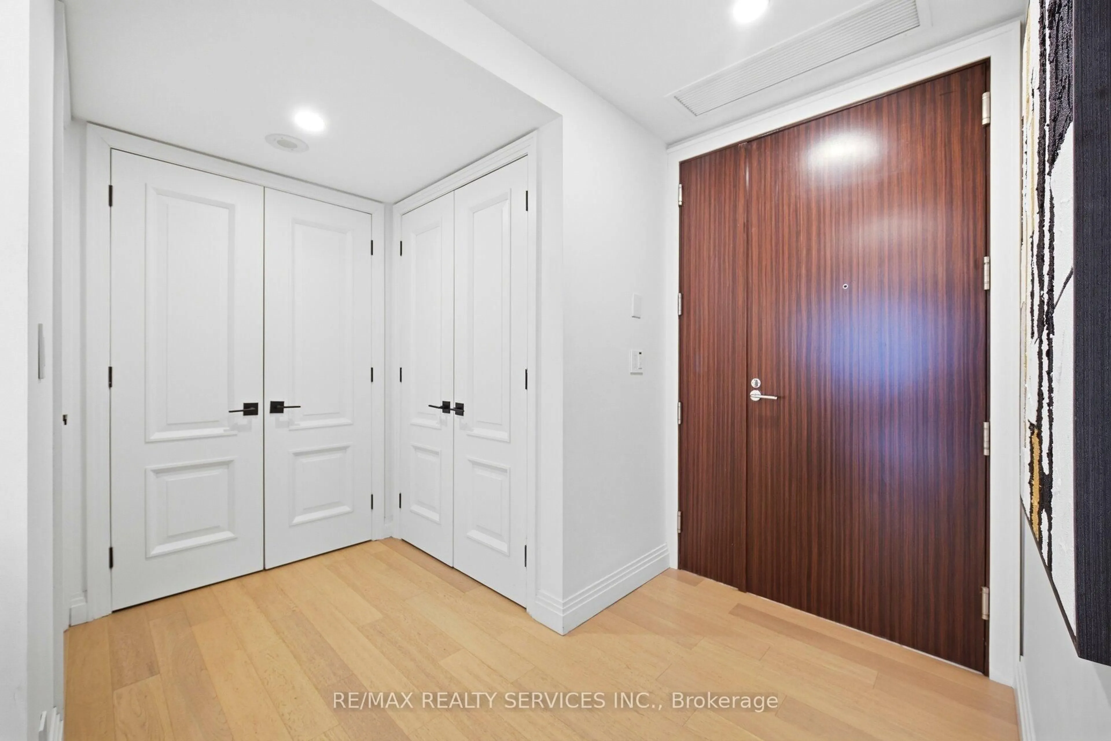 Indoor entryway for 180 University Ave #2209, Toronto Ontario M5H 0A2