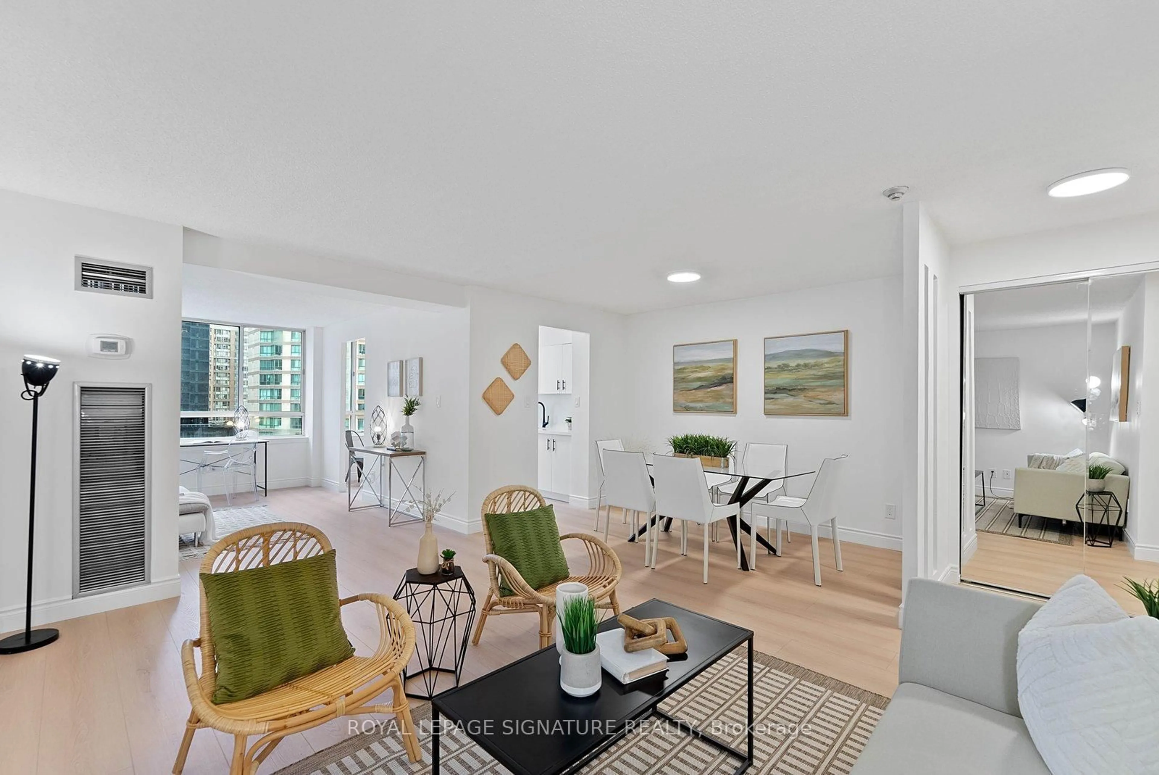 Living room with furniture, unknown for 633 Bay St #921, Toronto Ontario M5G 2G4