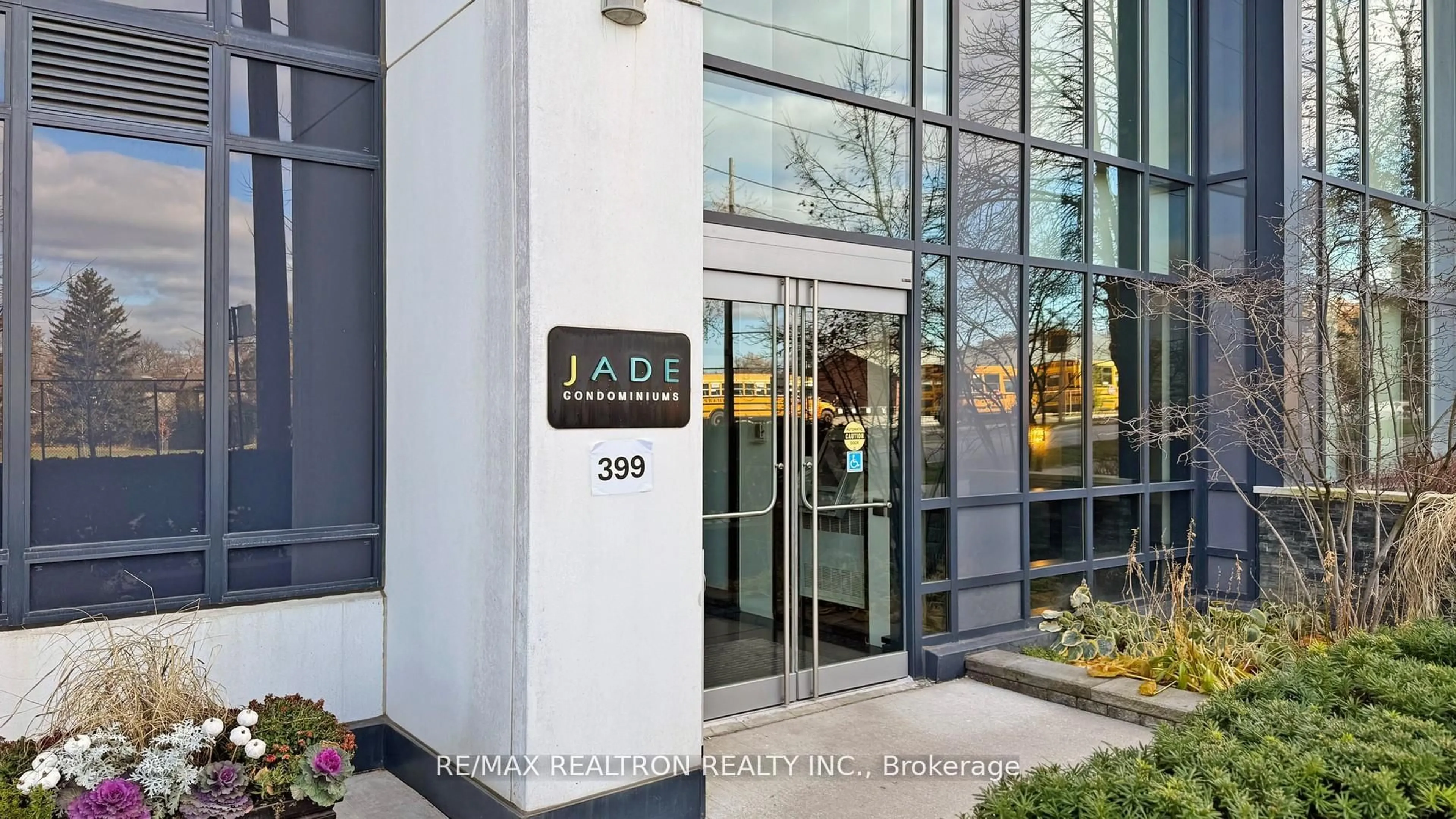 Indoor foyer for 399 Spring Garden Ave #301, Toronto Ontario M2N 3H6