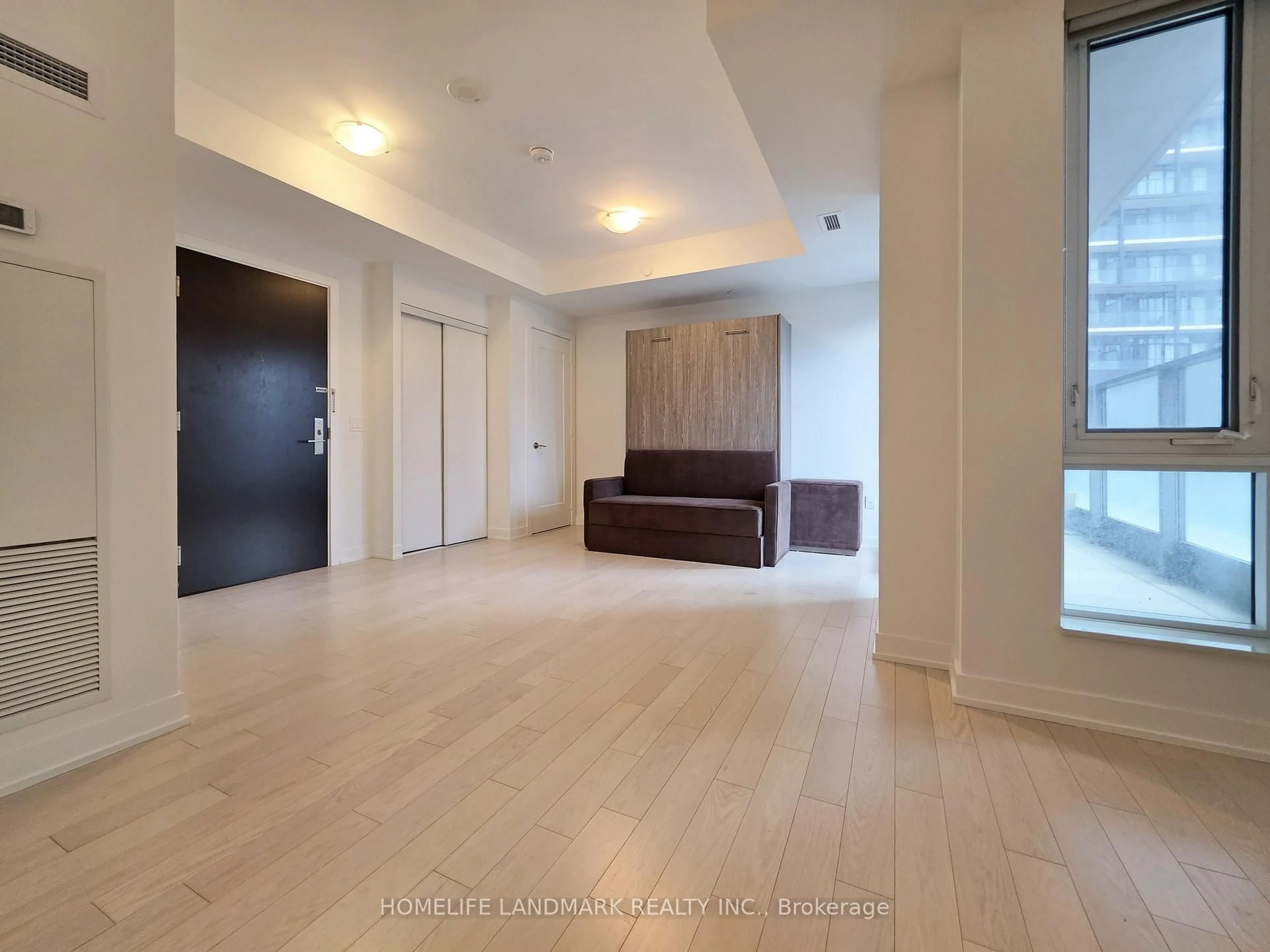 Indoor foyer for 330 Richmond St #605, Toronto Ontario M5V 0M4