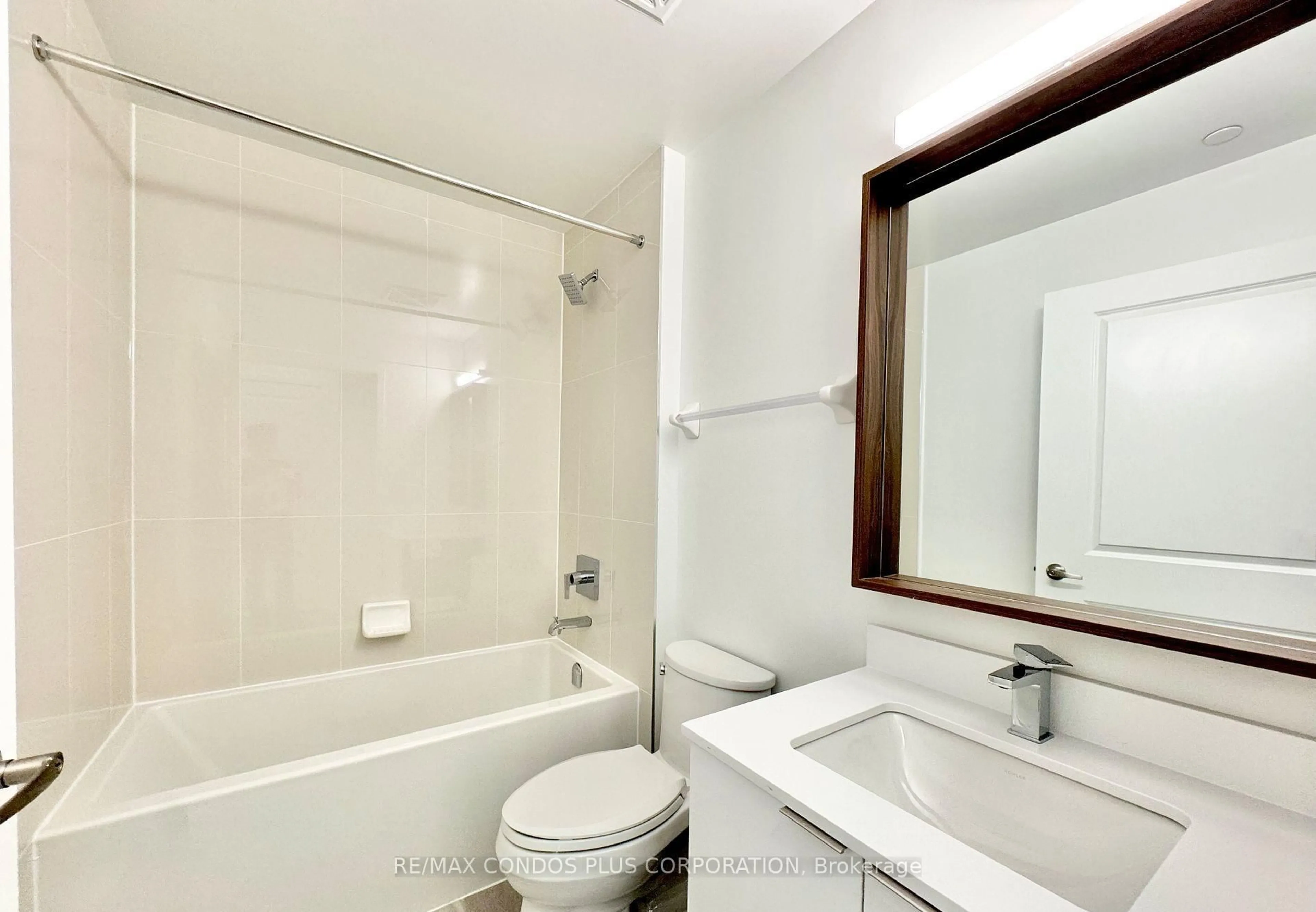Standard bathroom, ceramic/tile floor for 543 Richmond St #1123, Toronto Ontario M5V 0W9