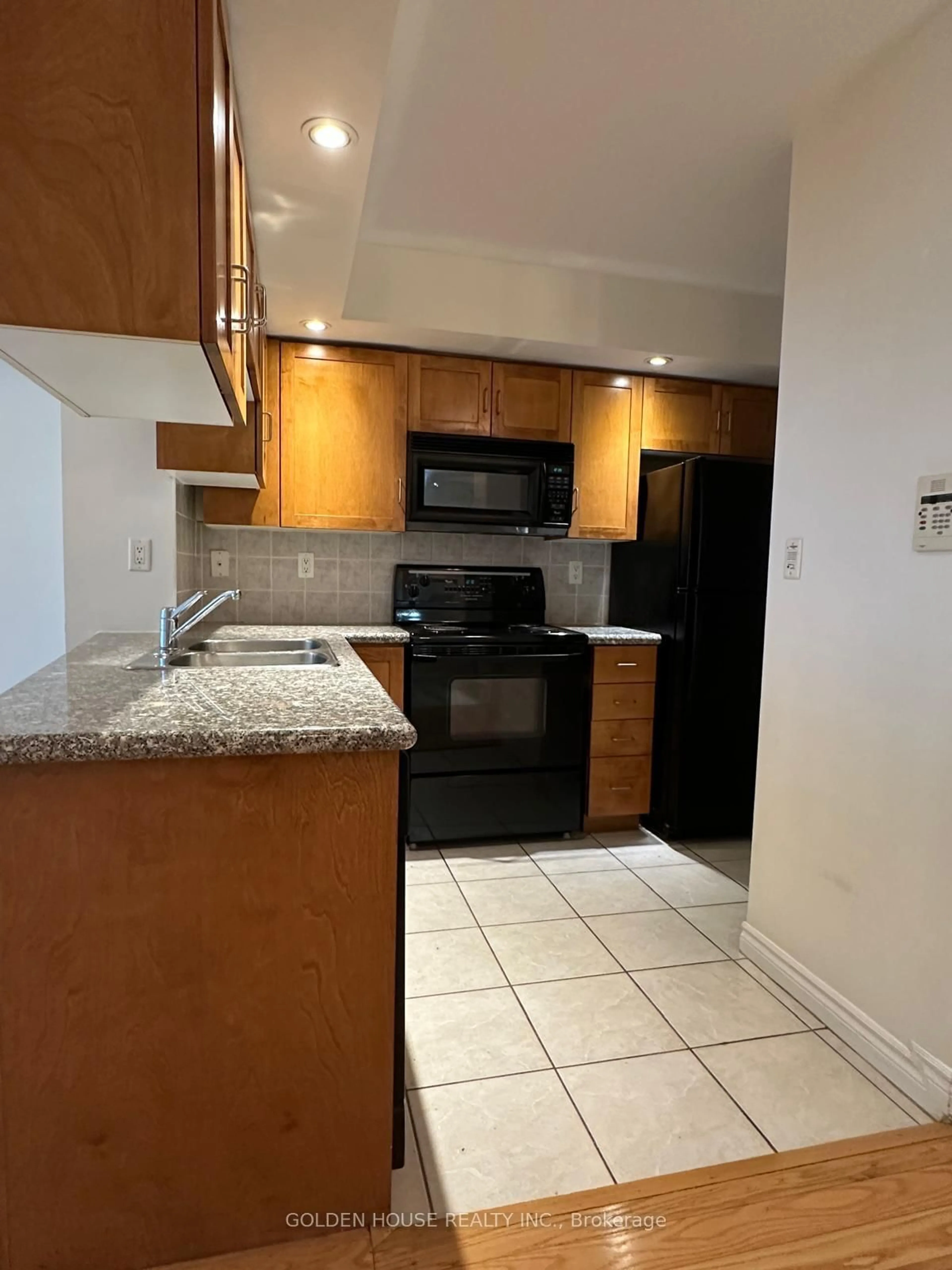 Standard kitchen, ceramic/tile floor for 270 Wellington St #618, Toronto Ontario M5V 3P5