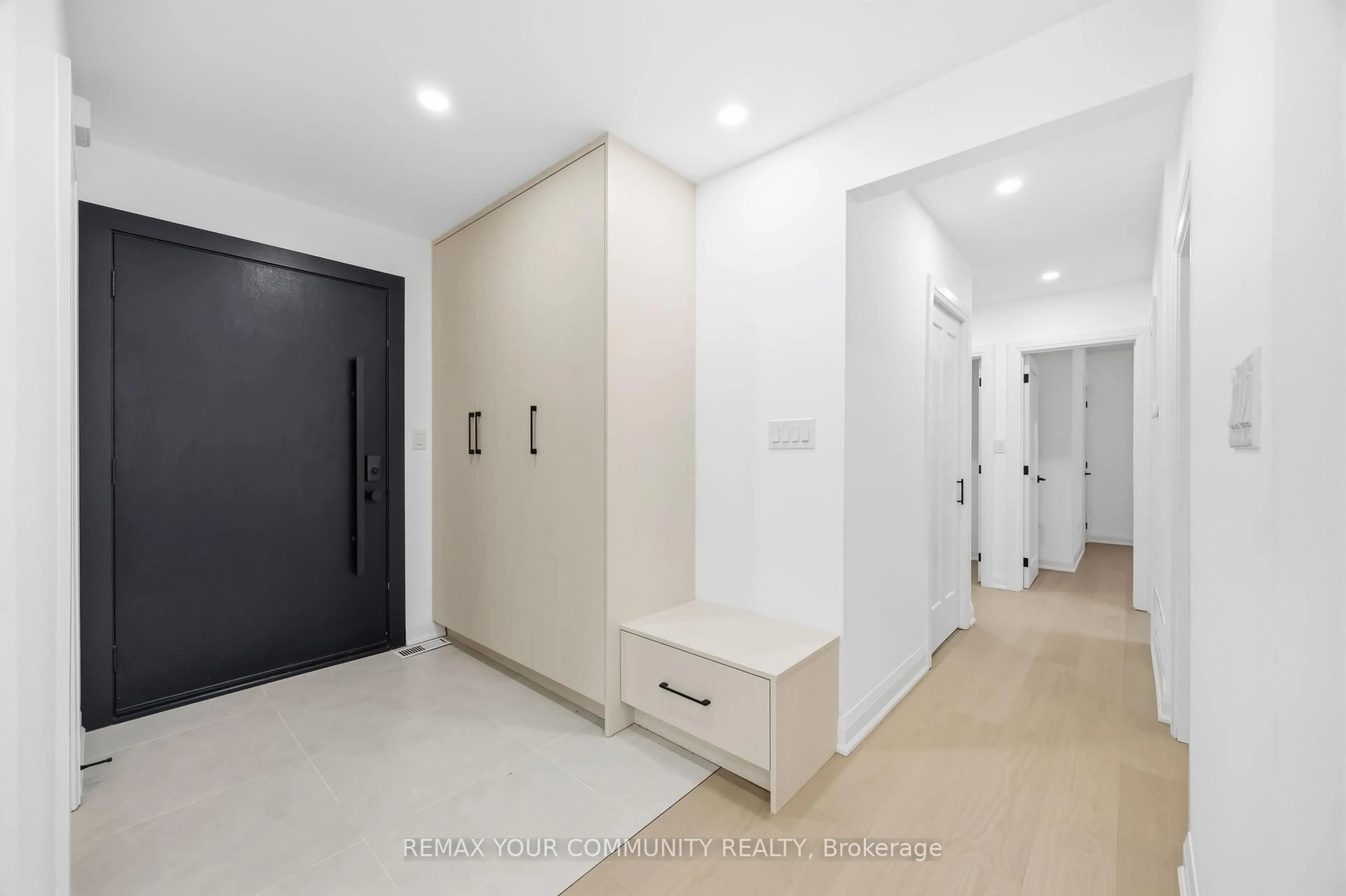 Indoor foyer for 55 Cocksfield Ave, Toronto Ontario M3H 3S7