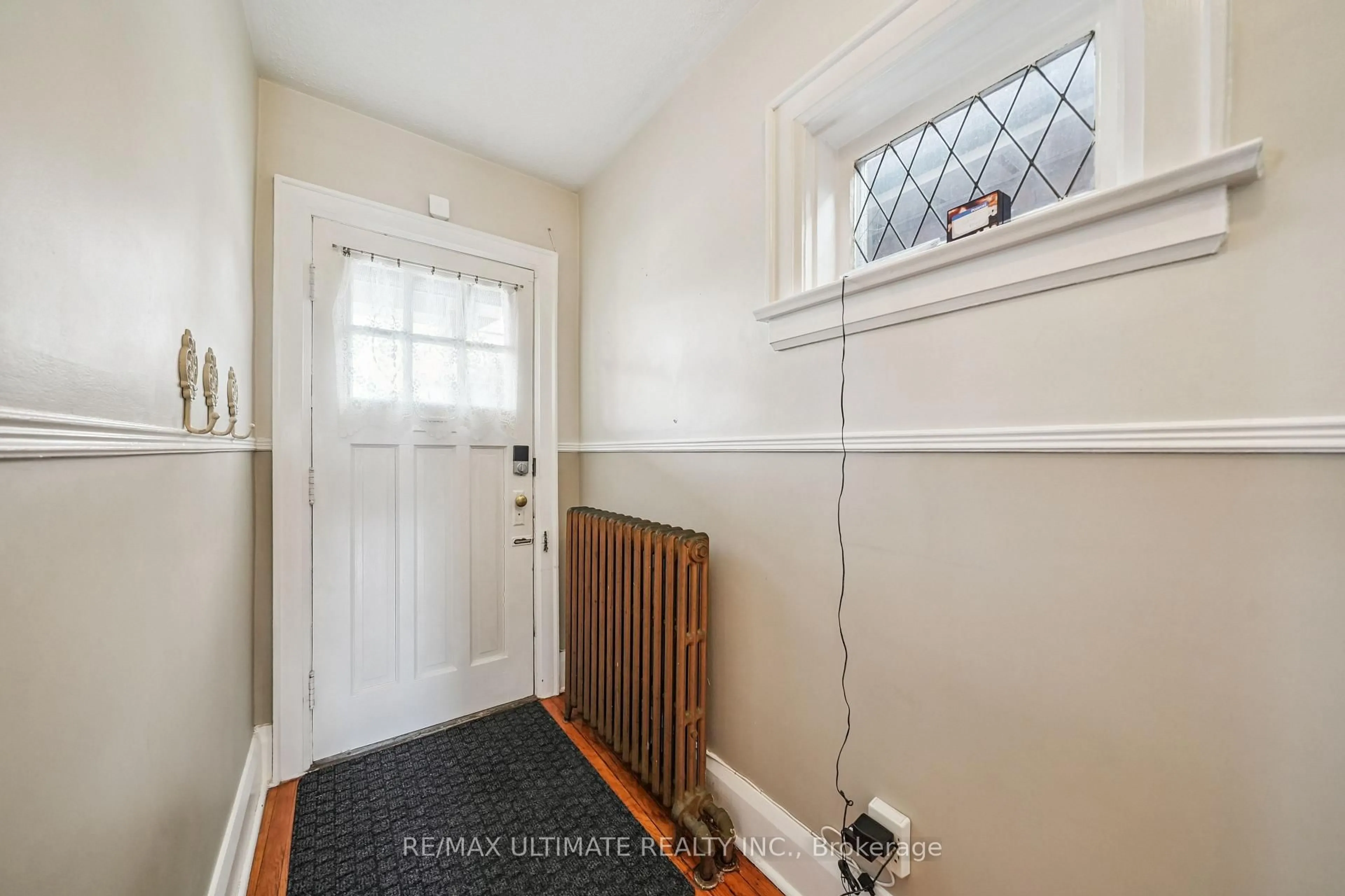 Indoor entryway for 101 Rogers Rd, Toronto Ontario M6E 1P4