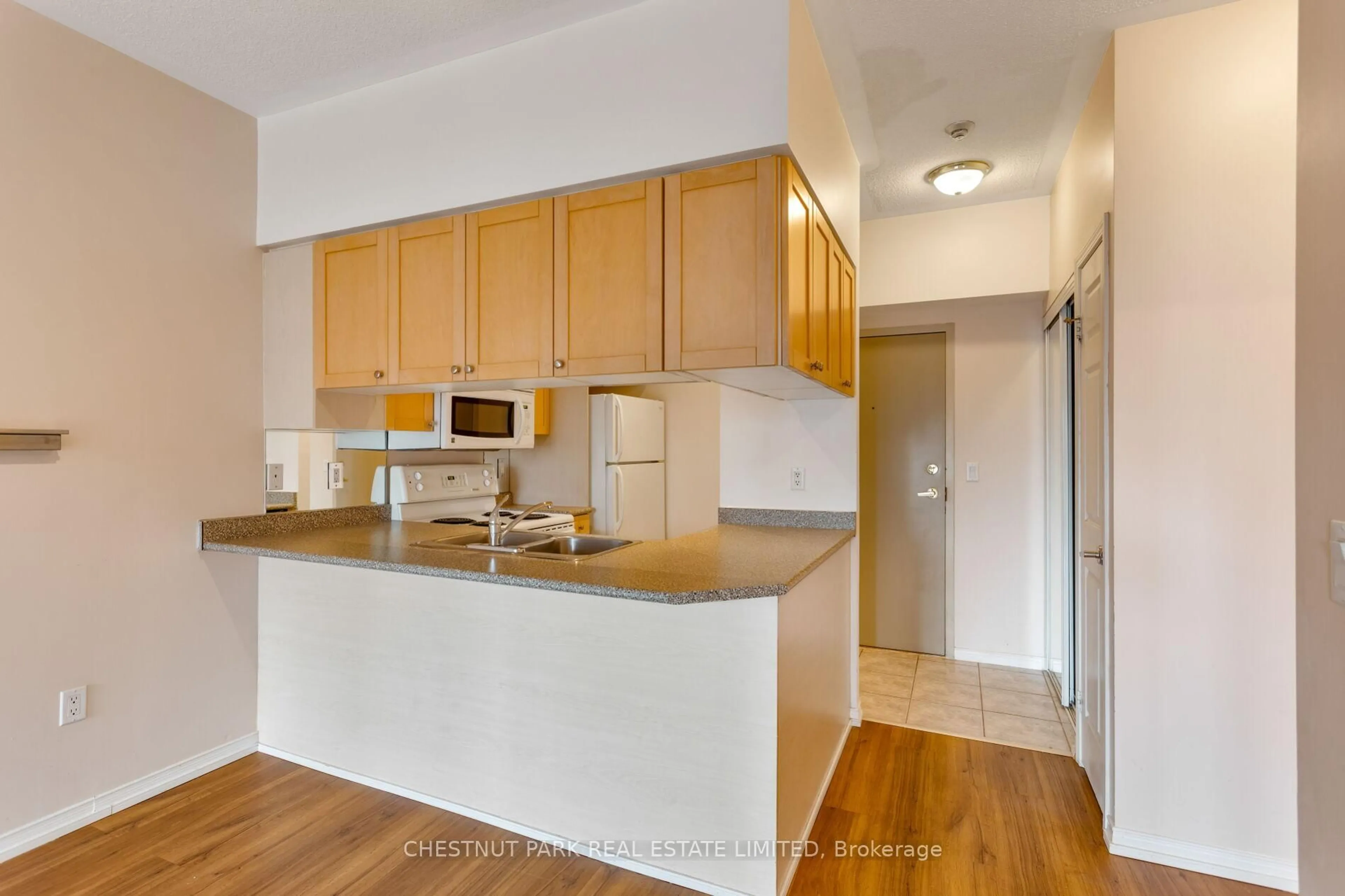 Standard kitchen, wood/laminate floor for 909 Bay St #710, Toronto Ontario M5S 3G2
