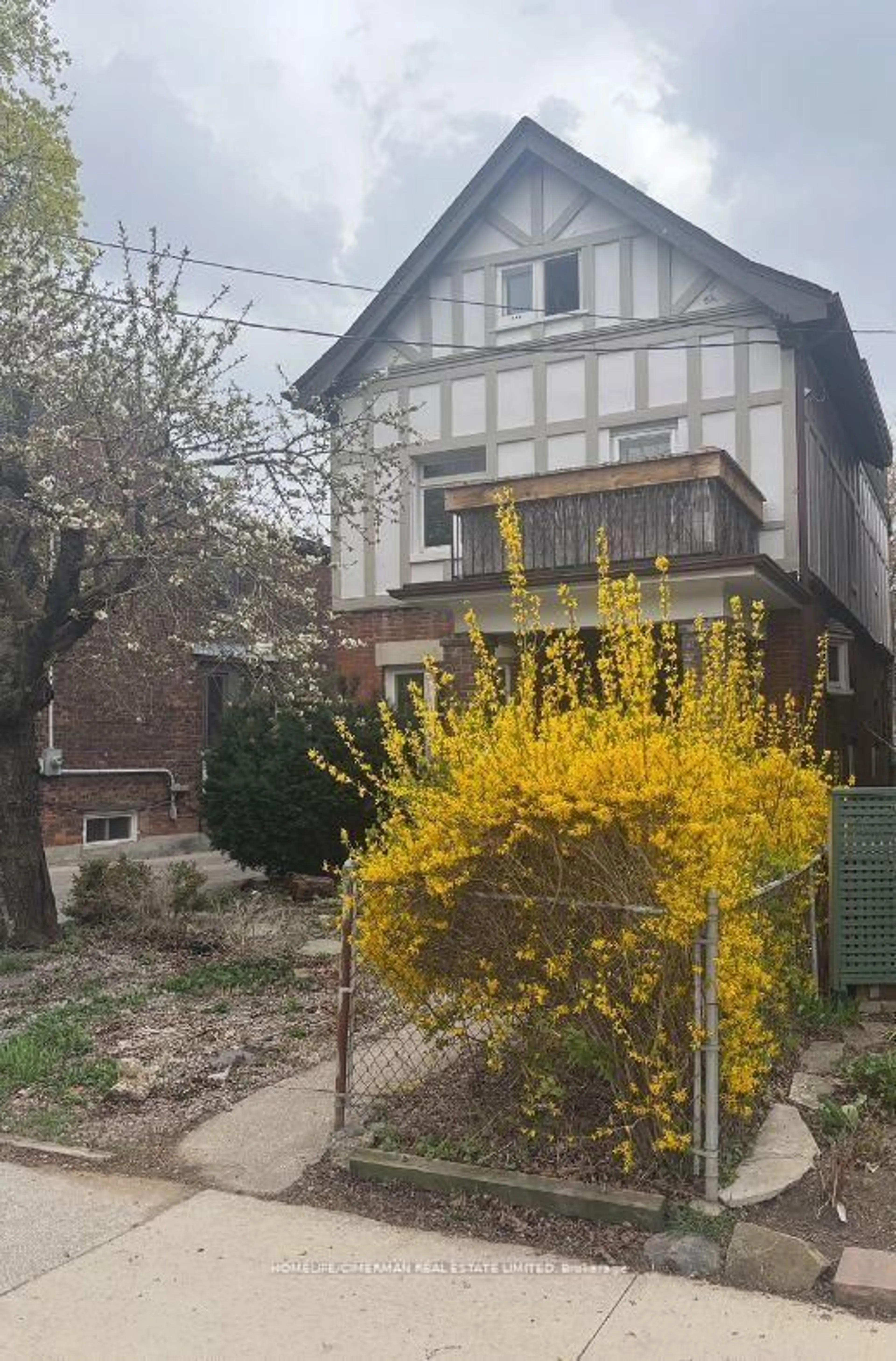 A pic from outside/outdoor area/front of a property/back of a property/a pic from drone, street for 89 Ellsworth Ave, Toronto Ontario M6G 2K4