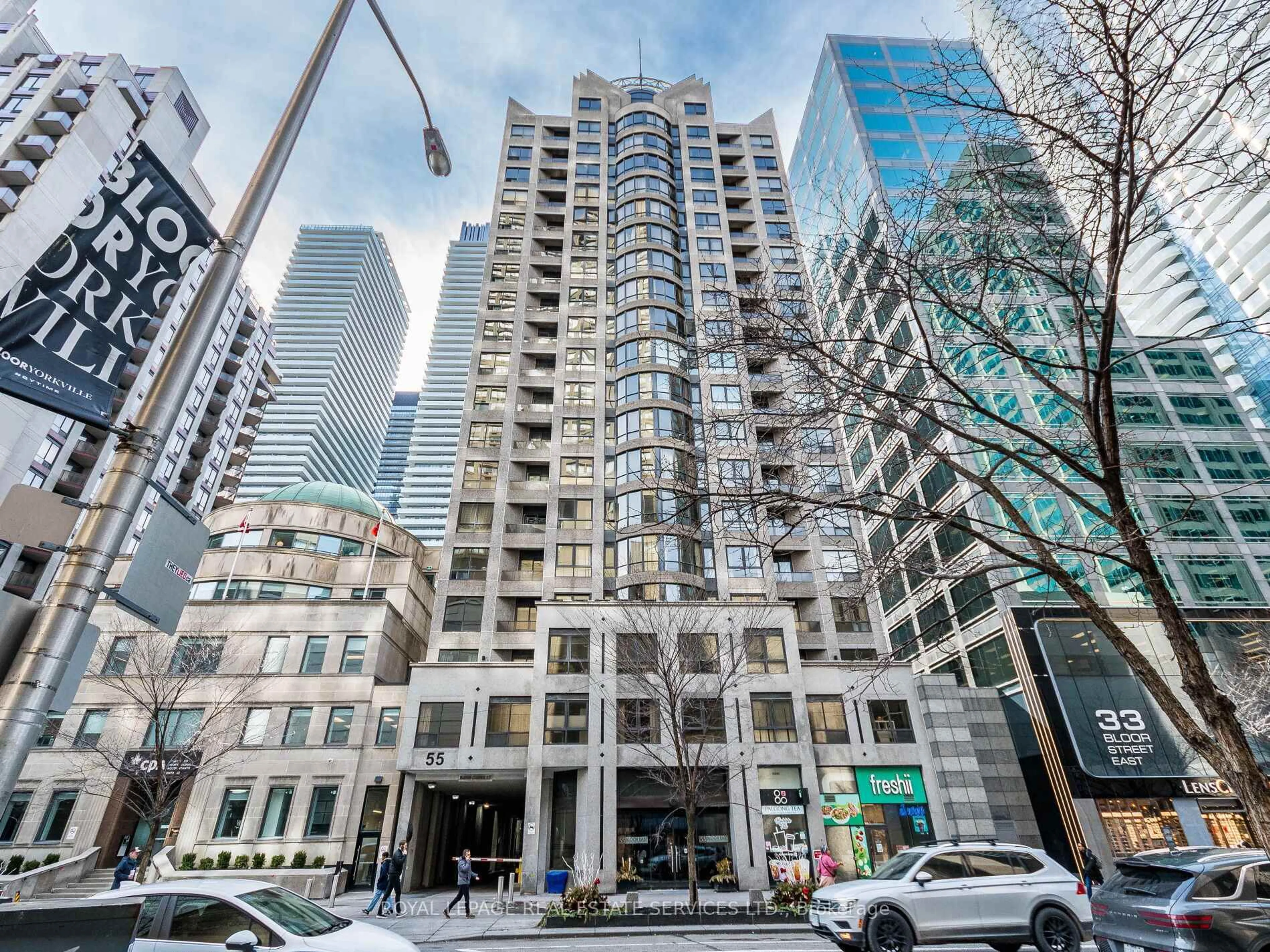 Indoor foyer for 55 Bloor St #802, Toronto Ontario M4W 3W6