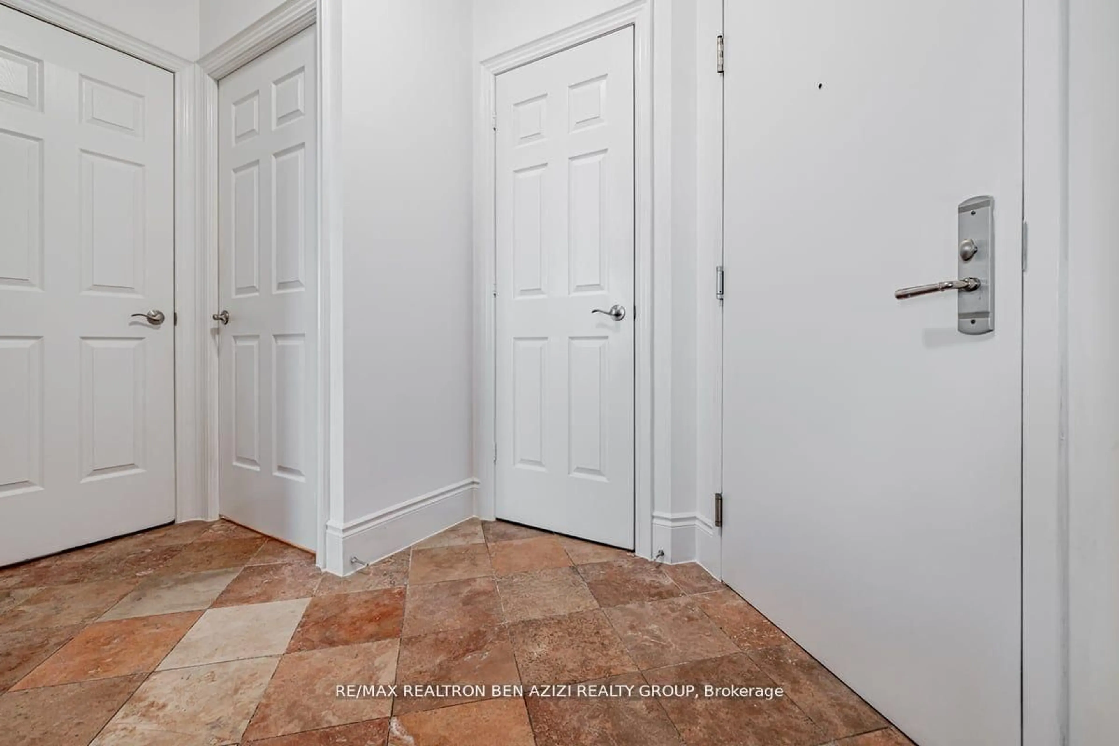 Indoor foyer for 80 Harrison garden Blvd #2324, Toronto Ontario M2N 7E3