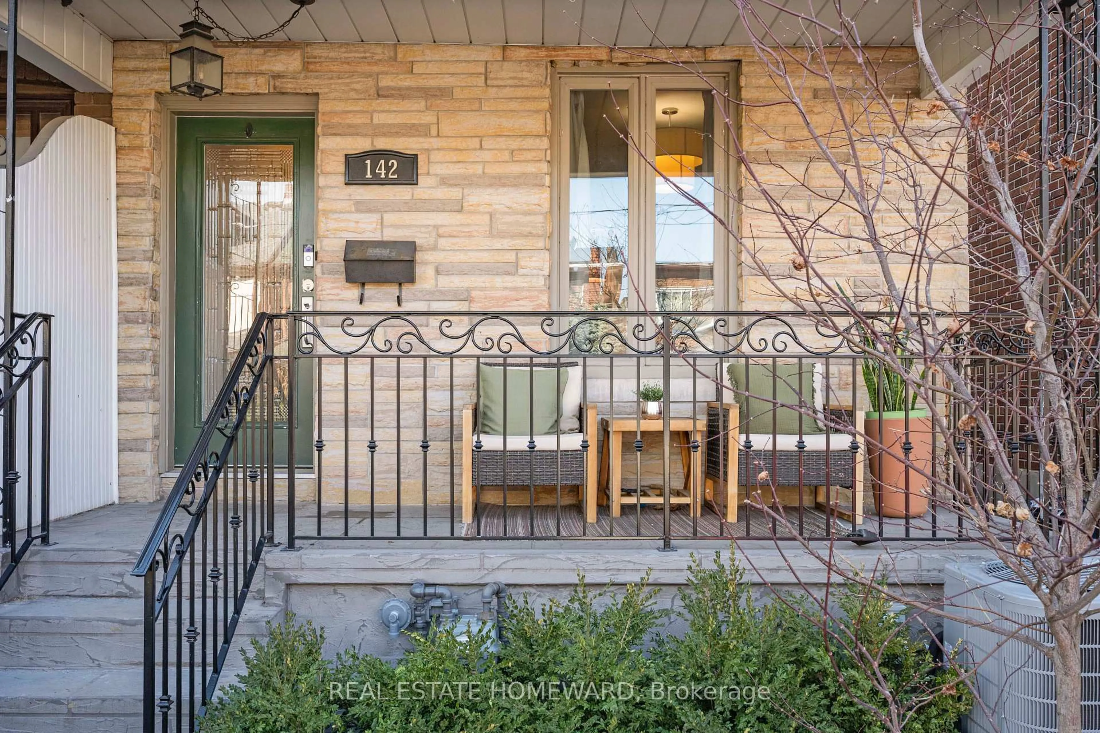 Patio, street for 142 Bellwoods Ave, Toronto Ontario M6J 2P4