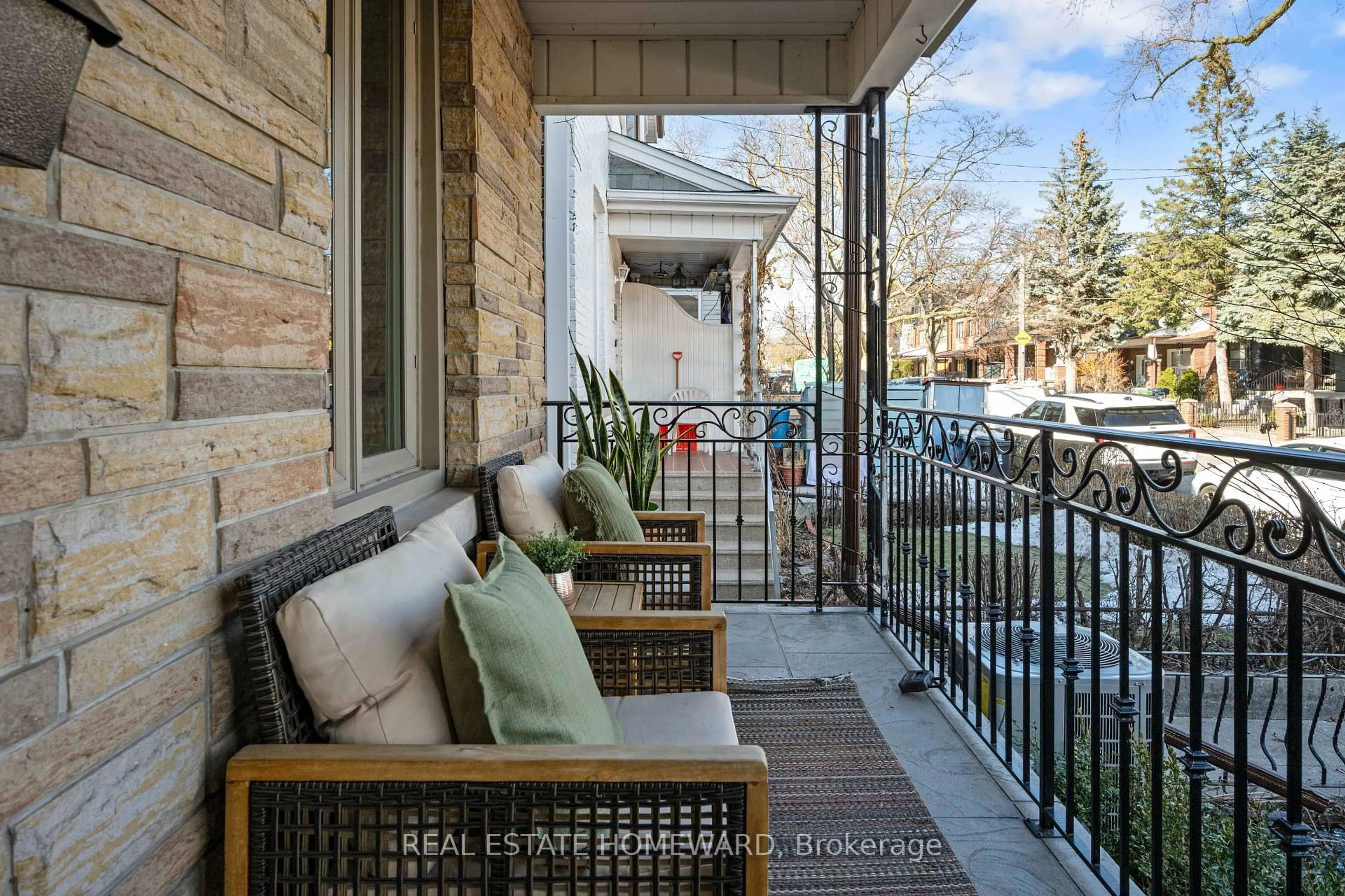 Patio, street for 142 Bellwoods Ave, Toronto Ontario M6J 2P4