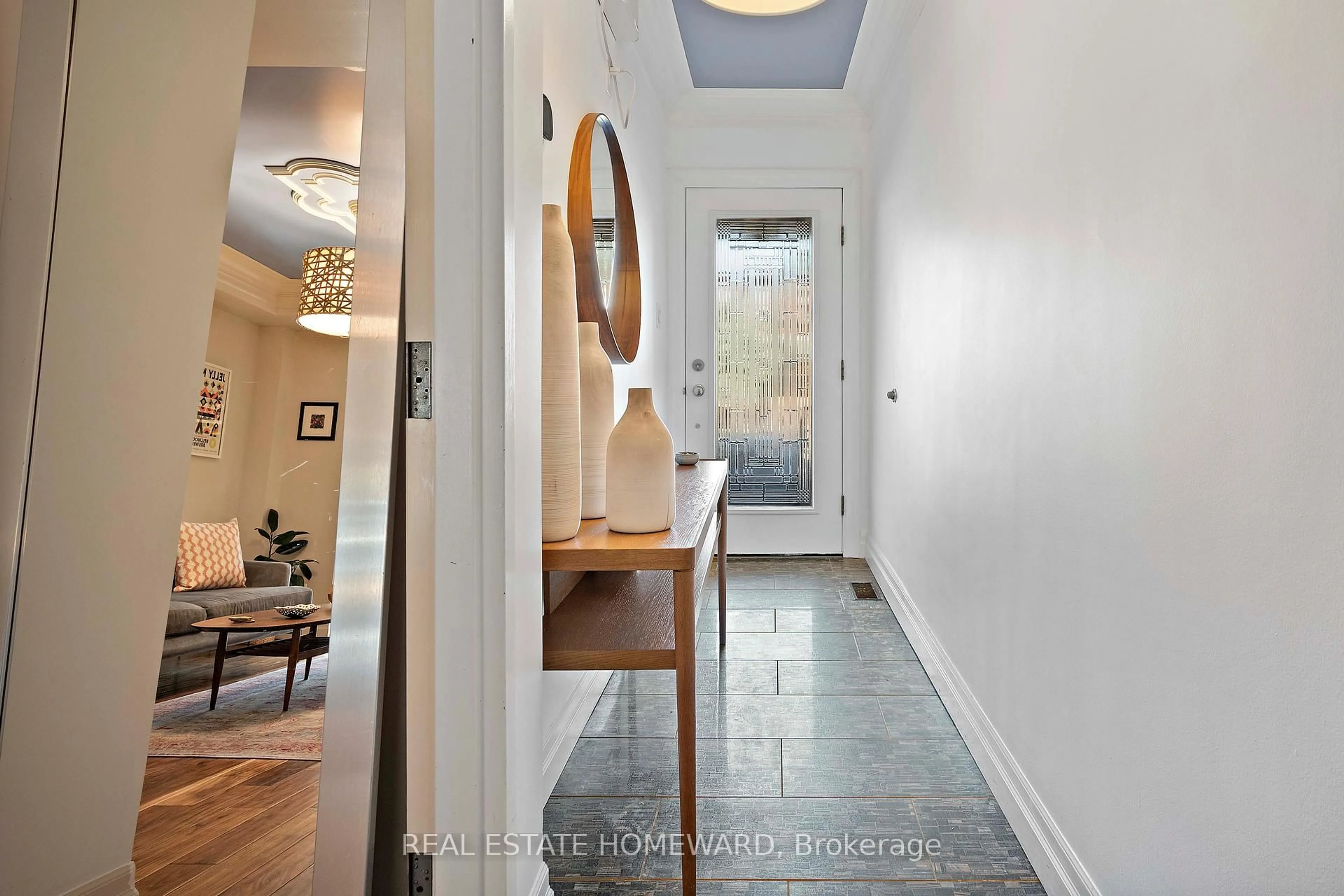 Indoor entryway for 142 Bellwoods Ave, Toronto Ontario M6J 2P4