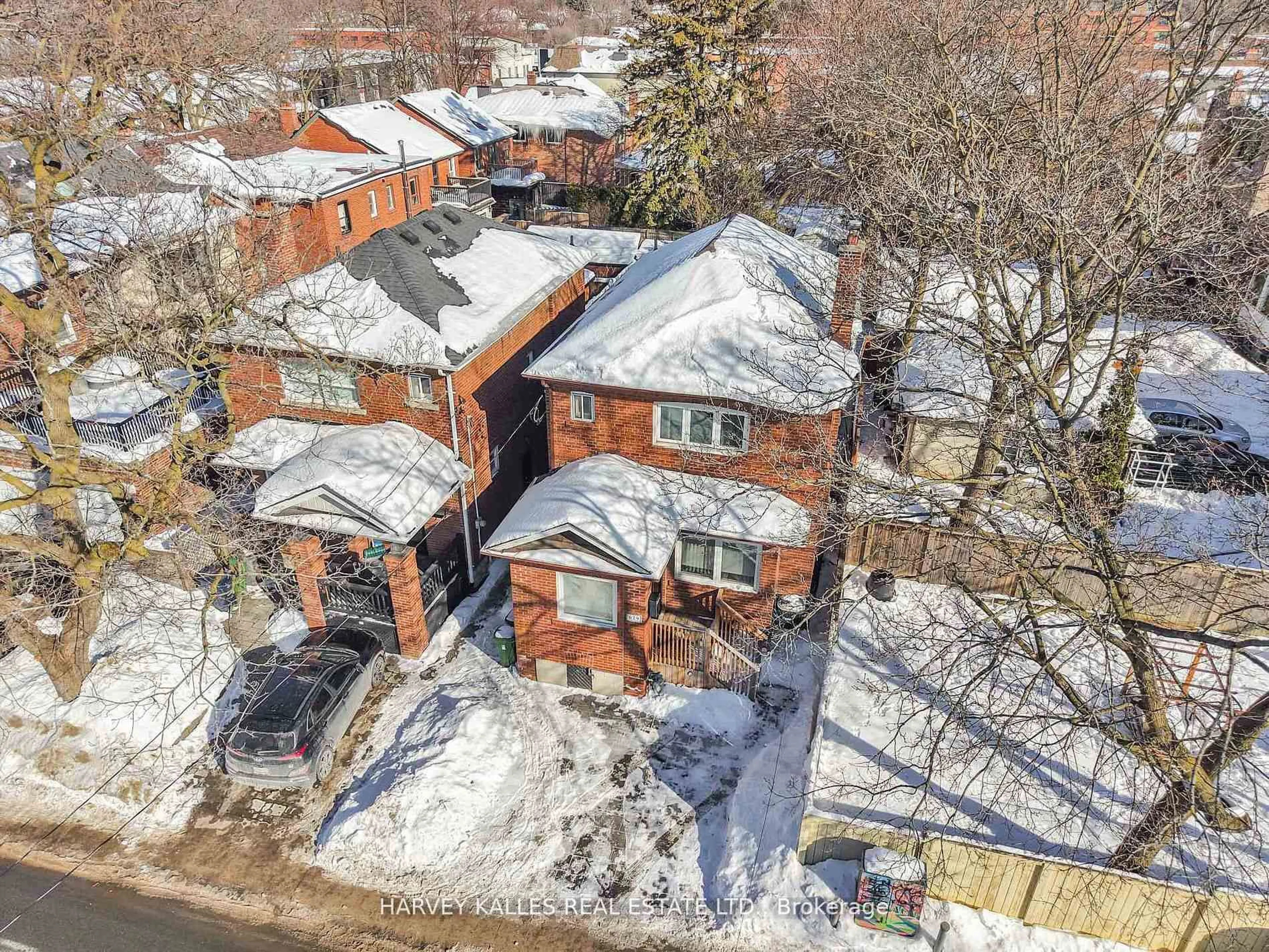 A pic from outside/outdoor area/front of a property/back of a property/a pic from drone, street for 629 Duplex Ave, Toronto Ontario M4R 1W1