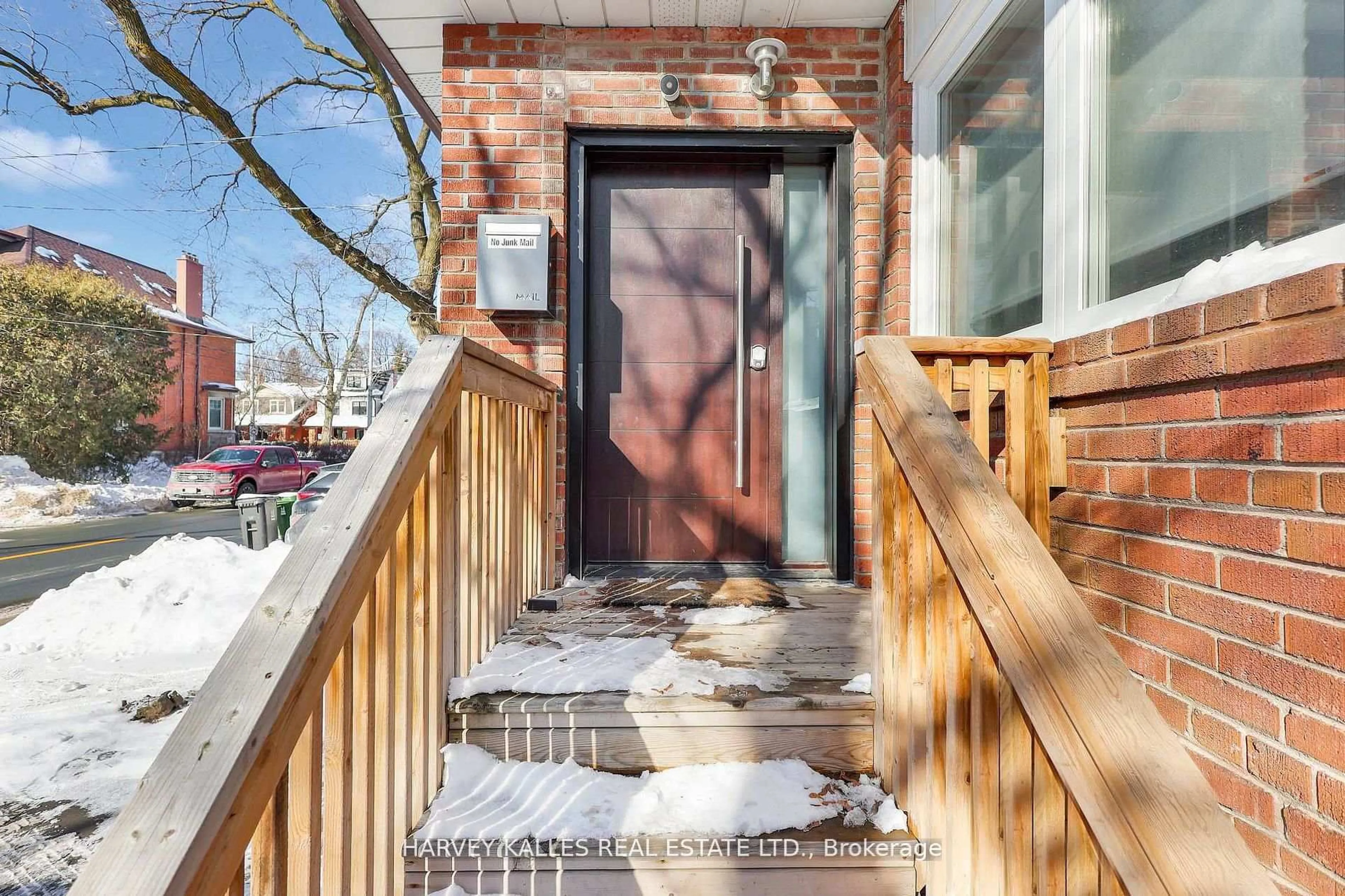 Indoor entryway for 629 Duplex Ave, Toronto Ontario M4R 1W1