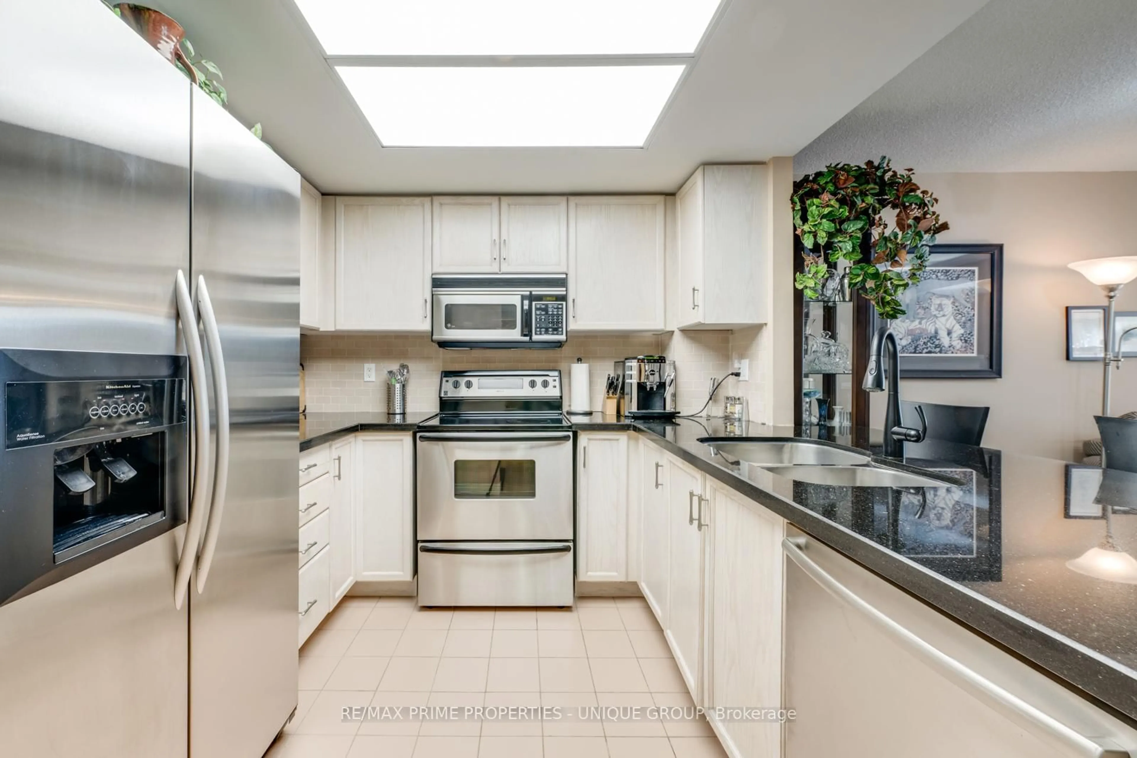 Unknown for 18 Concorde Pl #LC7, Toronto Ontario M3C 3T9