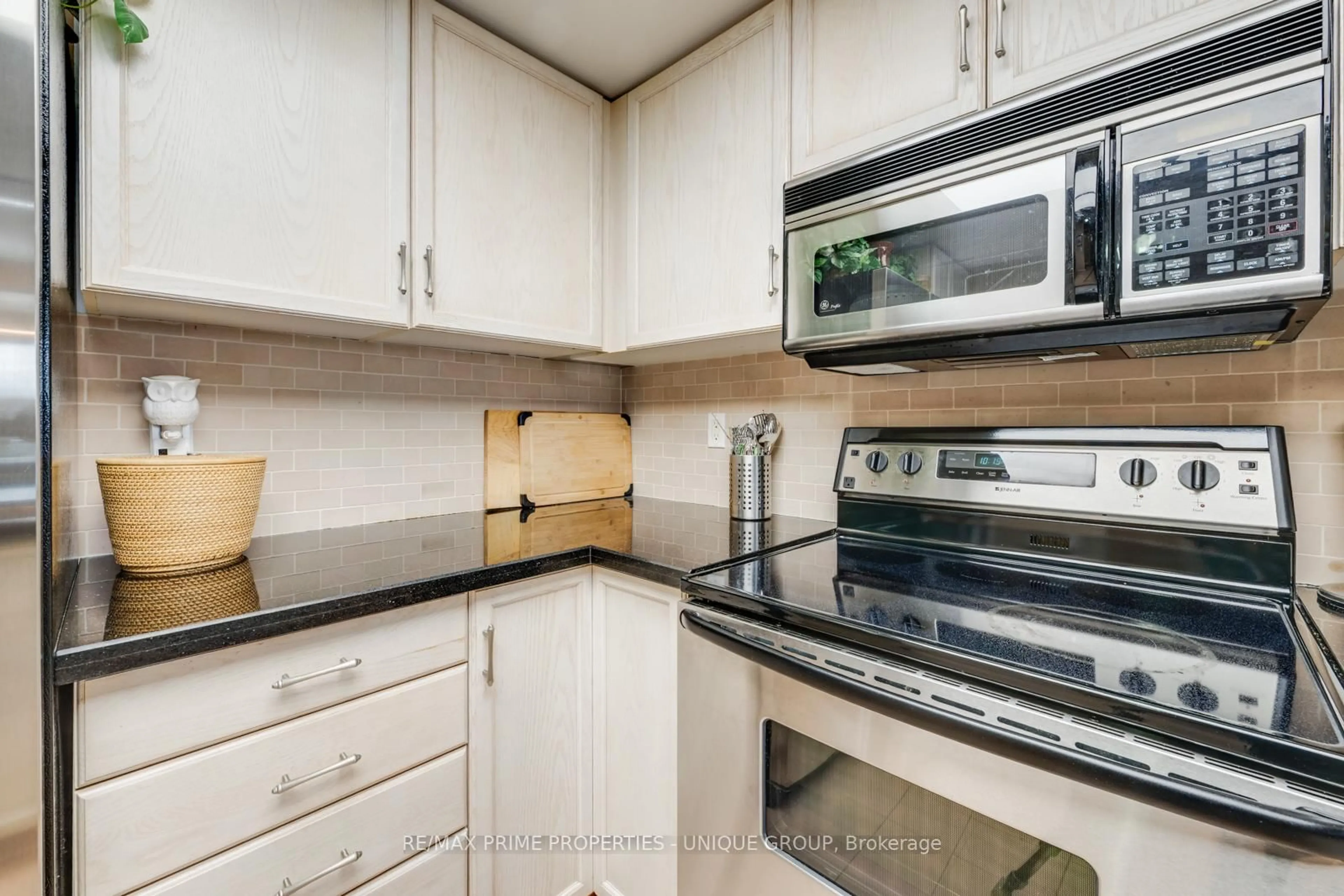 Standard kitchen, unknown for 18 Concorde Pl #LC7, Toronto Ontario M3C 3T9