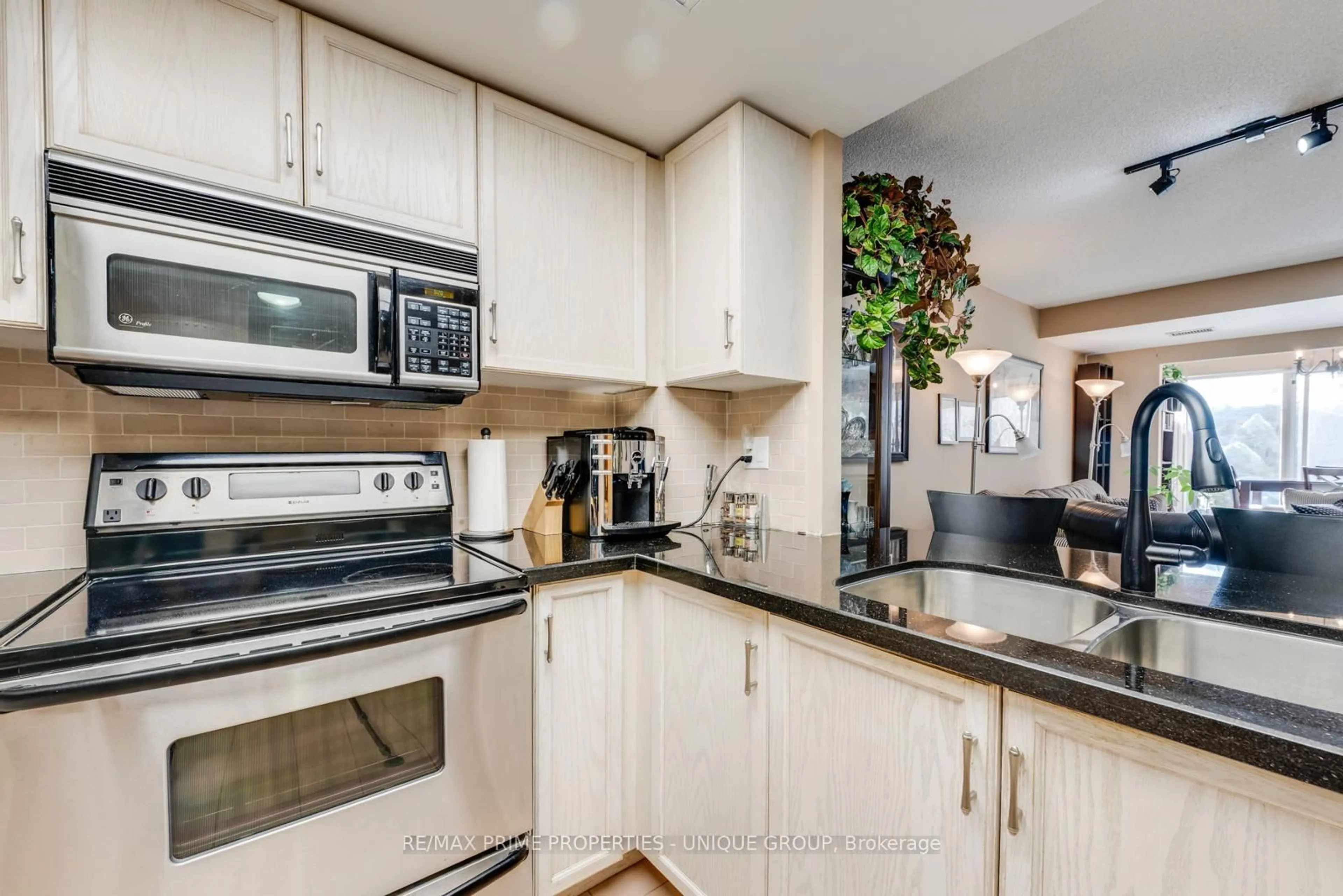 Open concept kitchen, ceramic/tile floor for 18 Concorde Pl #LC7, Toronto Ontario M3C 3T9