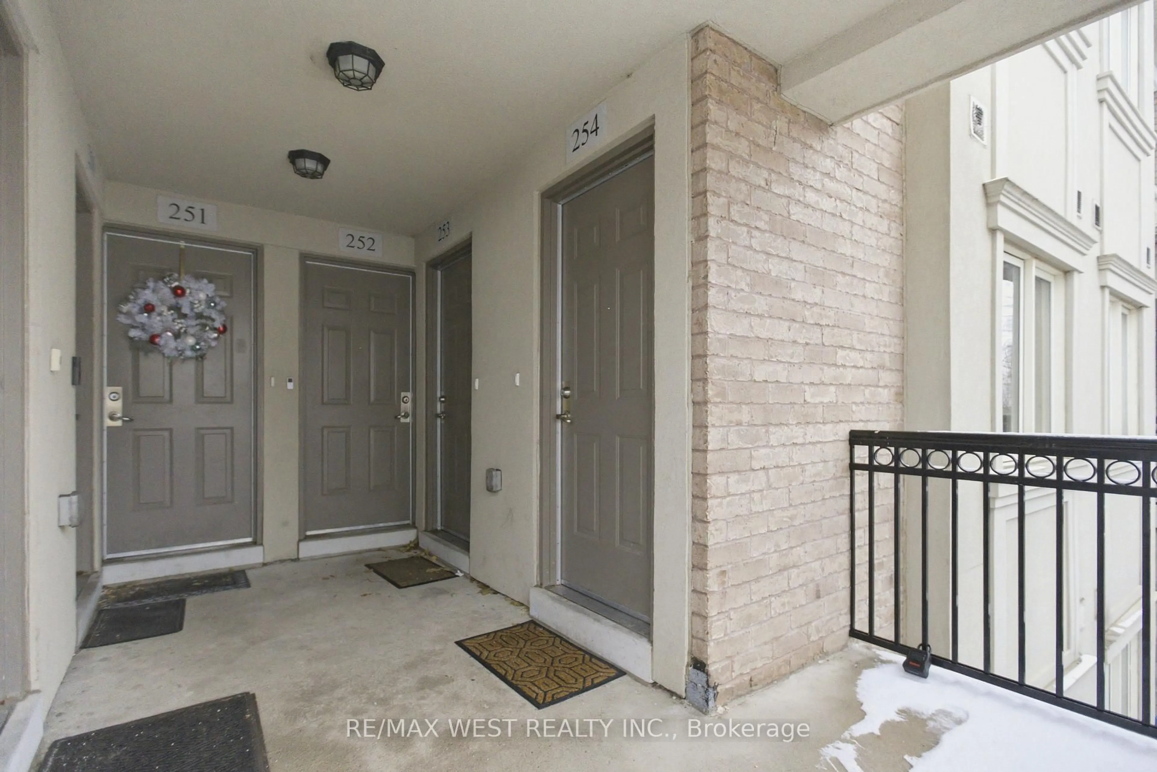 Indoor entryway for 19 Coneflower Cres #254, Toronto Ontario M2R 0B5