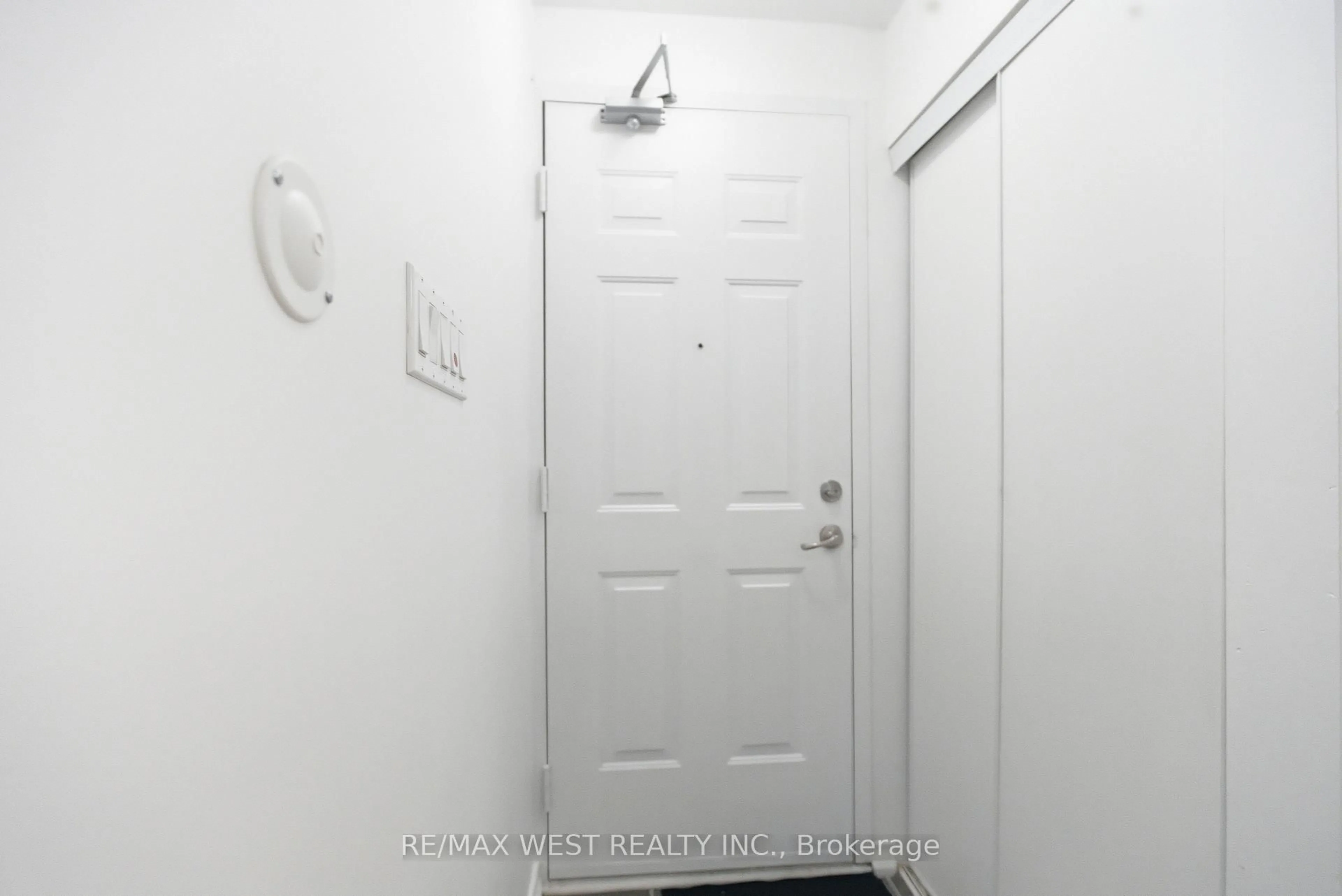 Indoor entryway for 19 Coneflower Cres #254, Toronto Ontario M2R 0B5