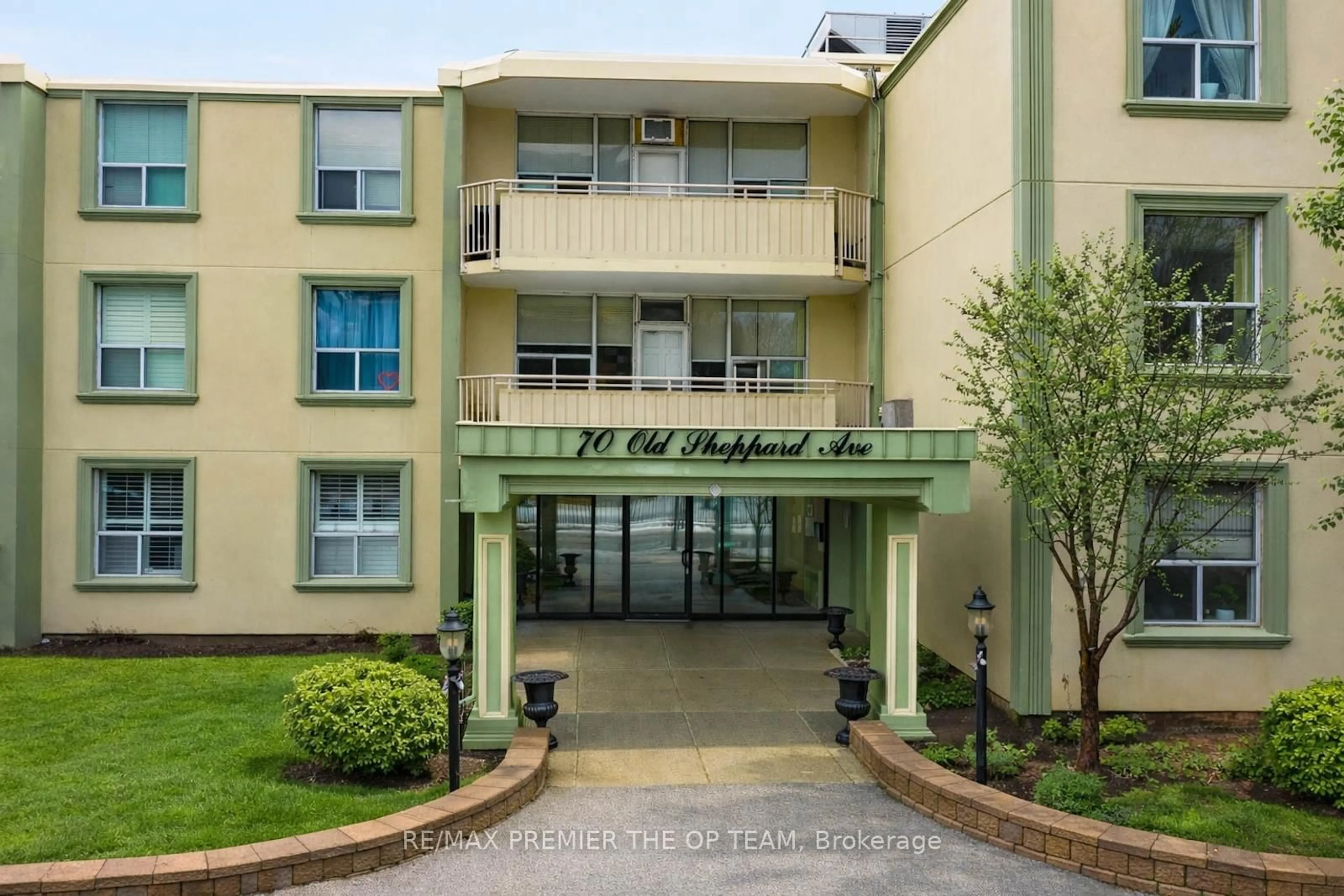 Indoor foyer for 70 Old Sheppard Ave #212, Toronto Ontario M2J 3L6