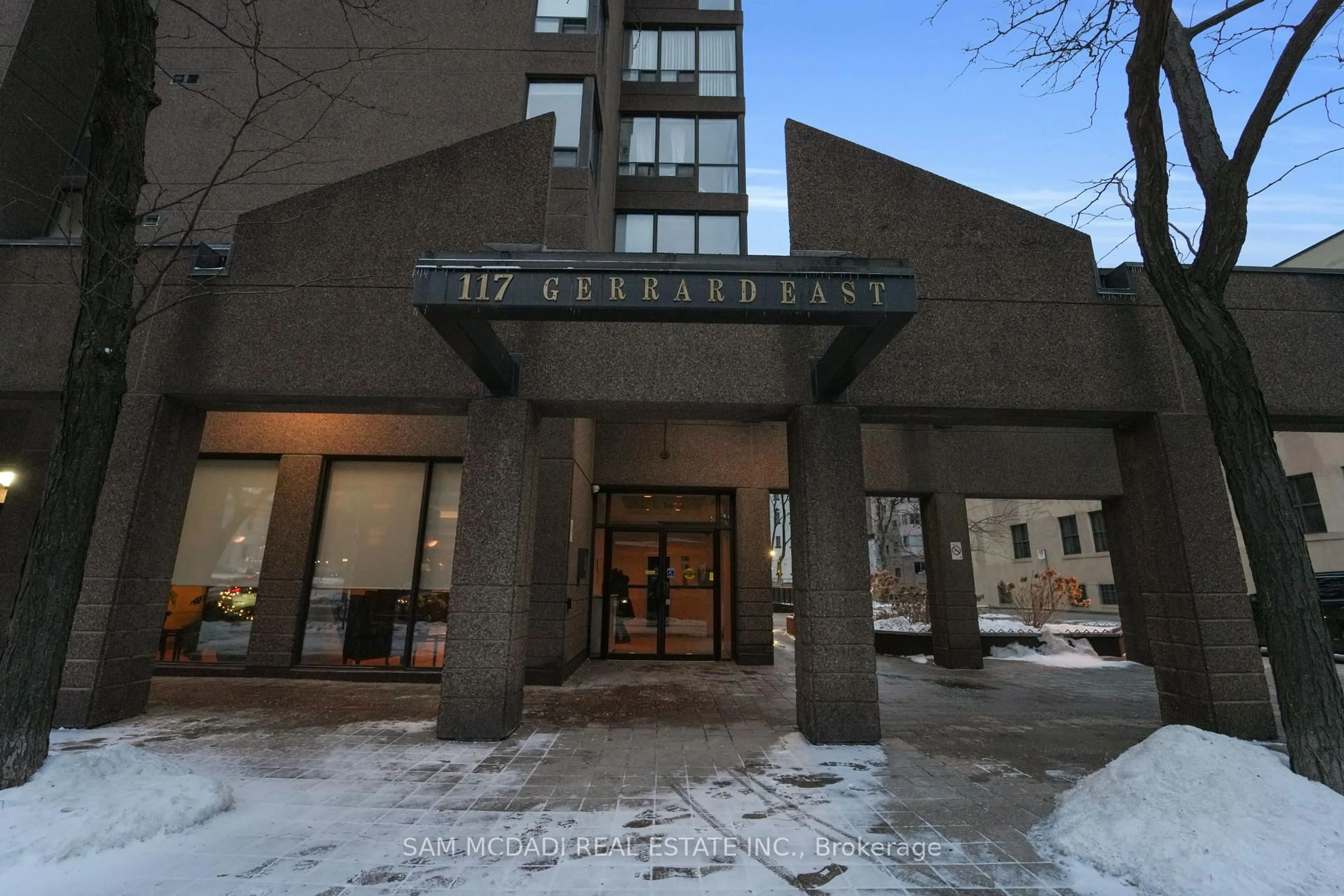 Indoor foyer for 117 Gerrard St #613, Toronto Ontario M5B 2L4