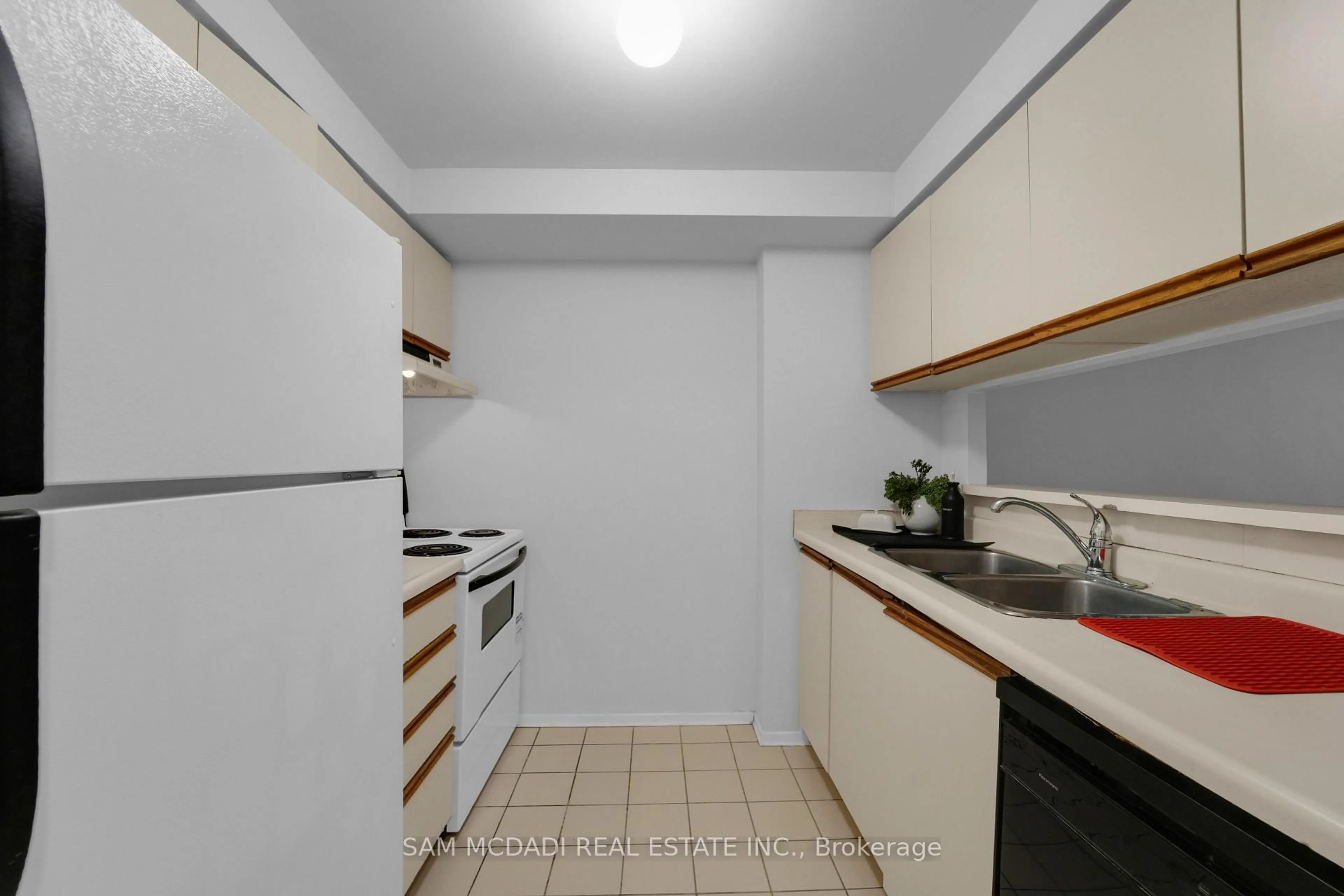 Standard kitchen, unknown for 117 Gerrard St #613, Toronto Ontario M5B 2L4