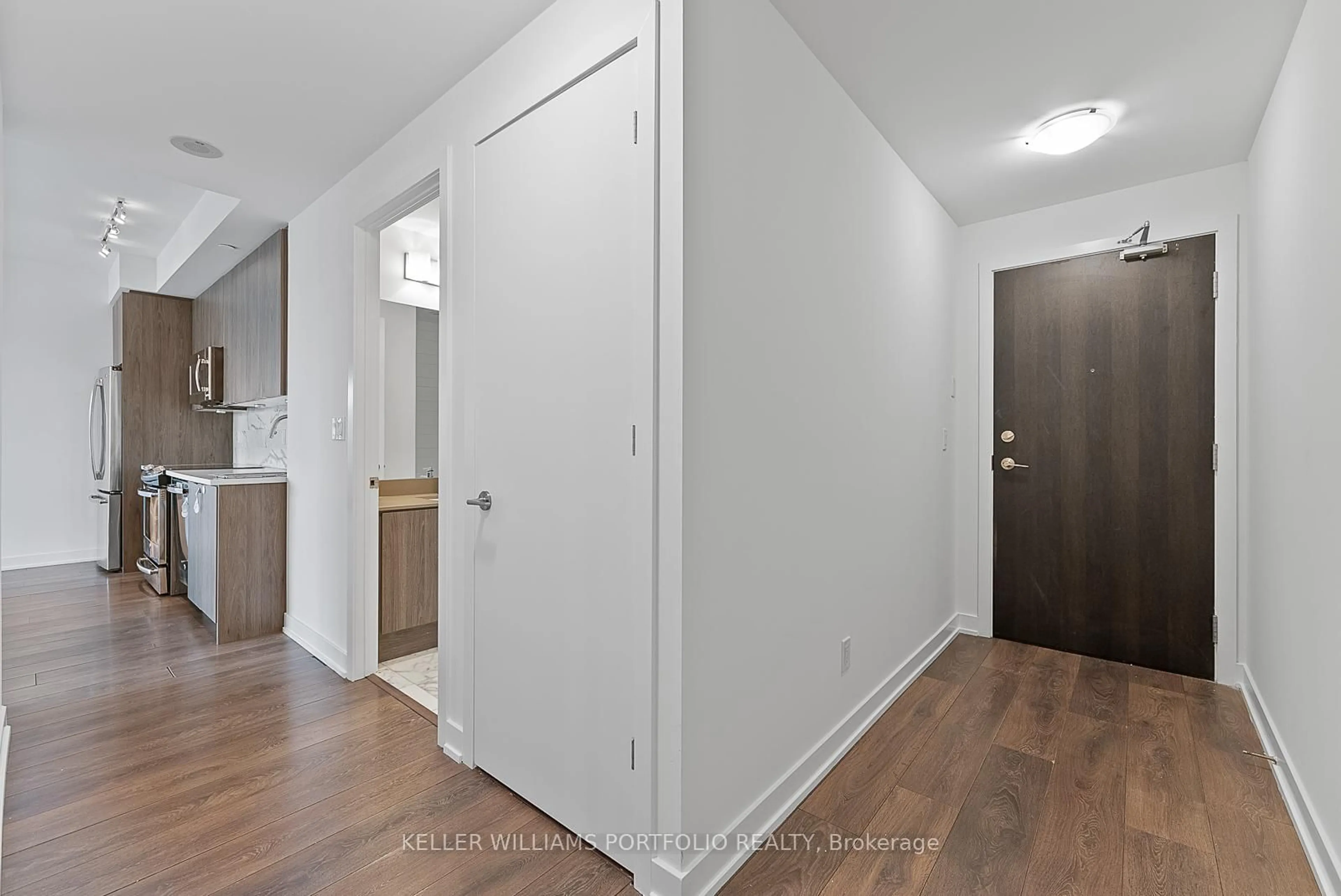 Indoor entryway for 50 Bruyeres Mews #1009, Toronto Ontario M5V 0H8