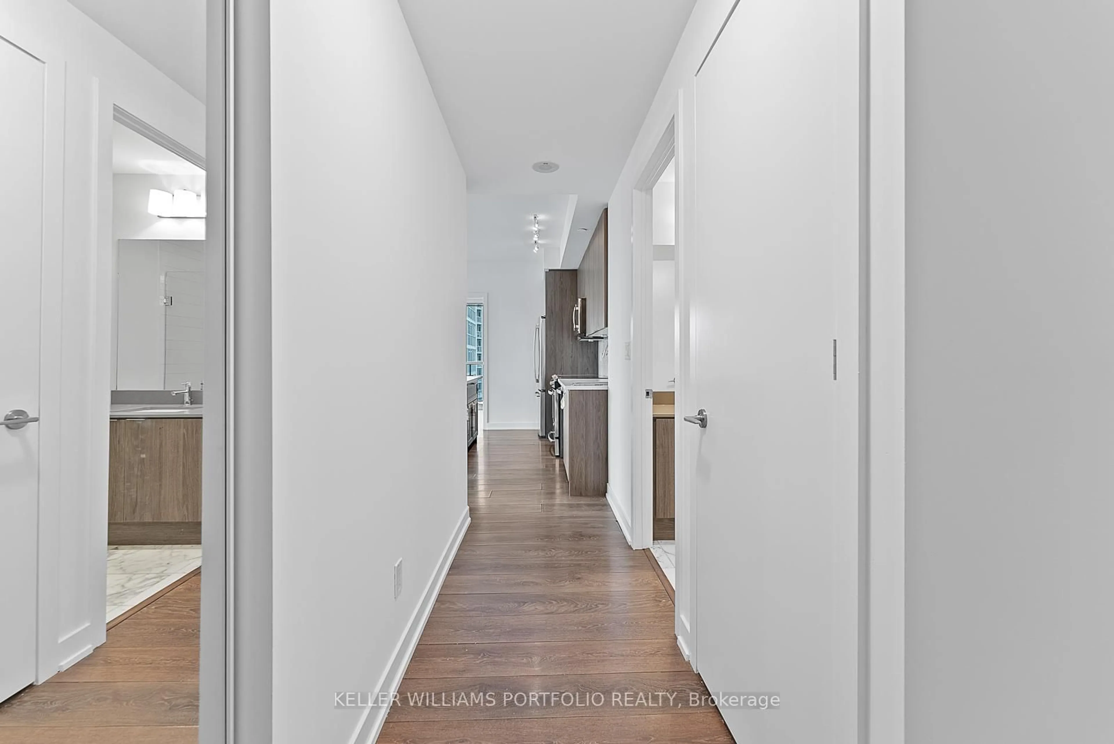 Indoor entryway for 50 Bruyeres Mews #1009, Toronto Ontario M5V 0H8