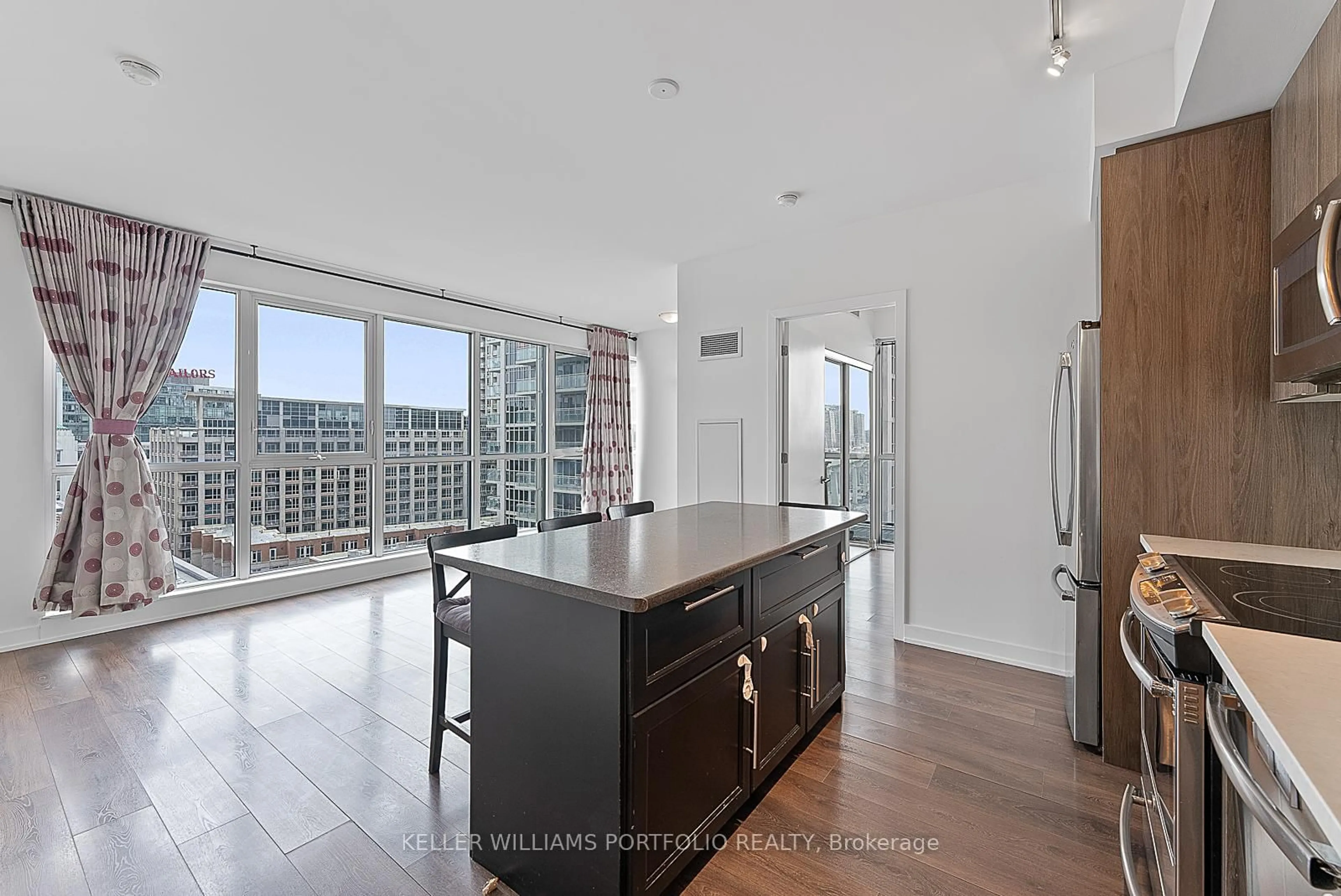 Open concept kitchen, unknown for 50 Bruyeres Mews #1009, Toronto Ontario M5V 0H8