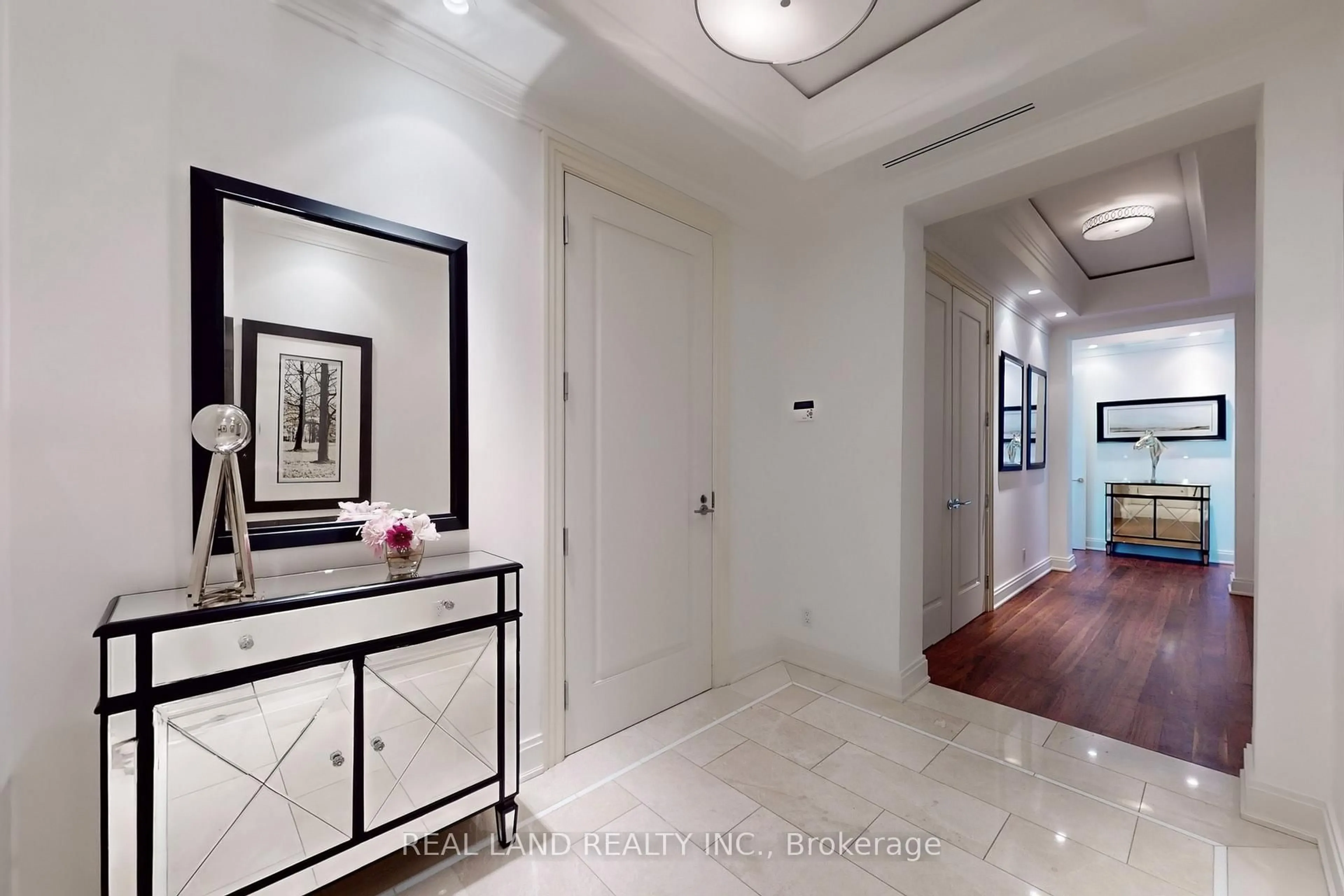 Indoor foyer for 206 Bloor St #1001, Toronto Ontario M5S 1T8