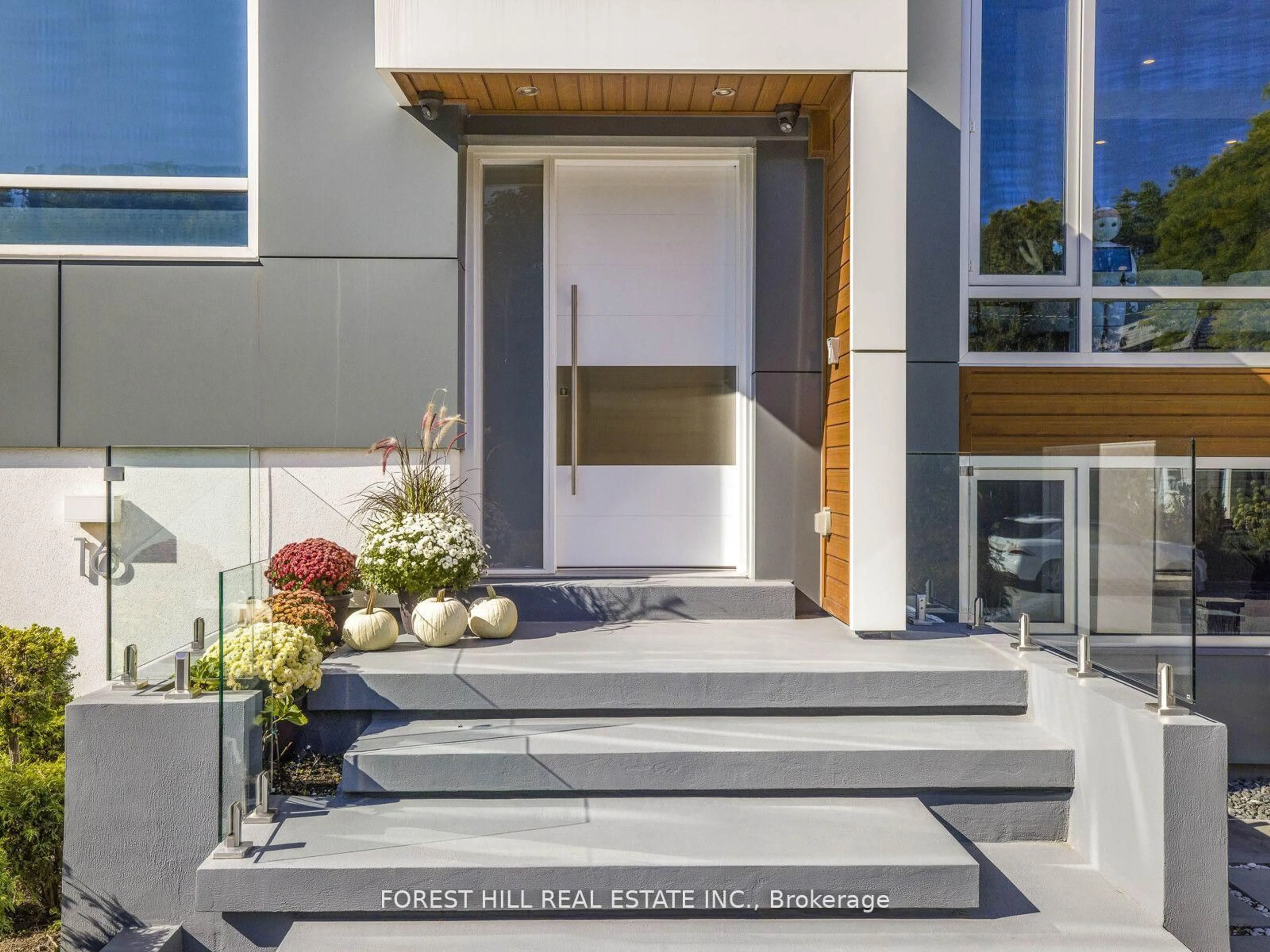 Indoor entryway for 16 Viamede Cres, Toronto Ontario M2K 2A8