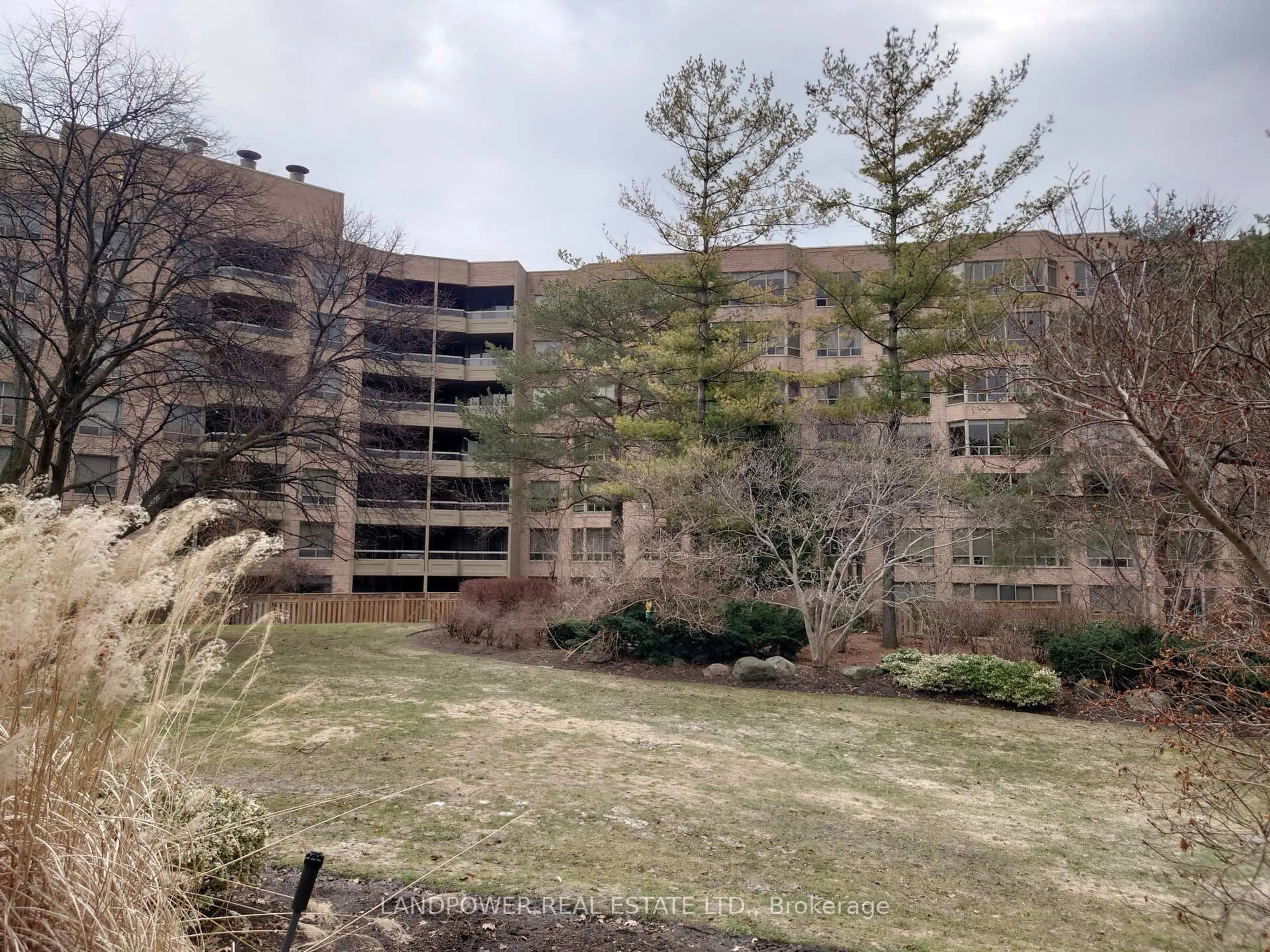 A pic from outside/outdoor area/front of a property/back of a property/a pic from drone, unknown for 1200 Don Mills Rd #620 & 621, Toronto Ontario M3B 3B8