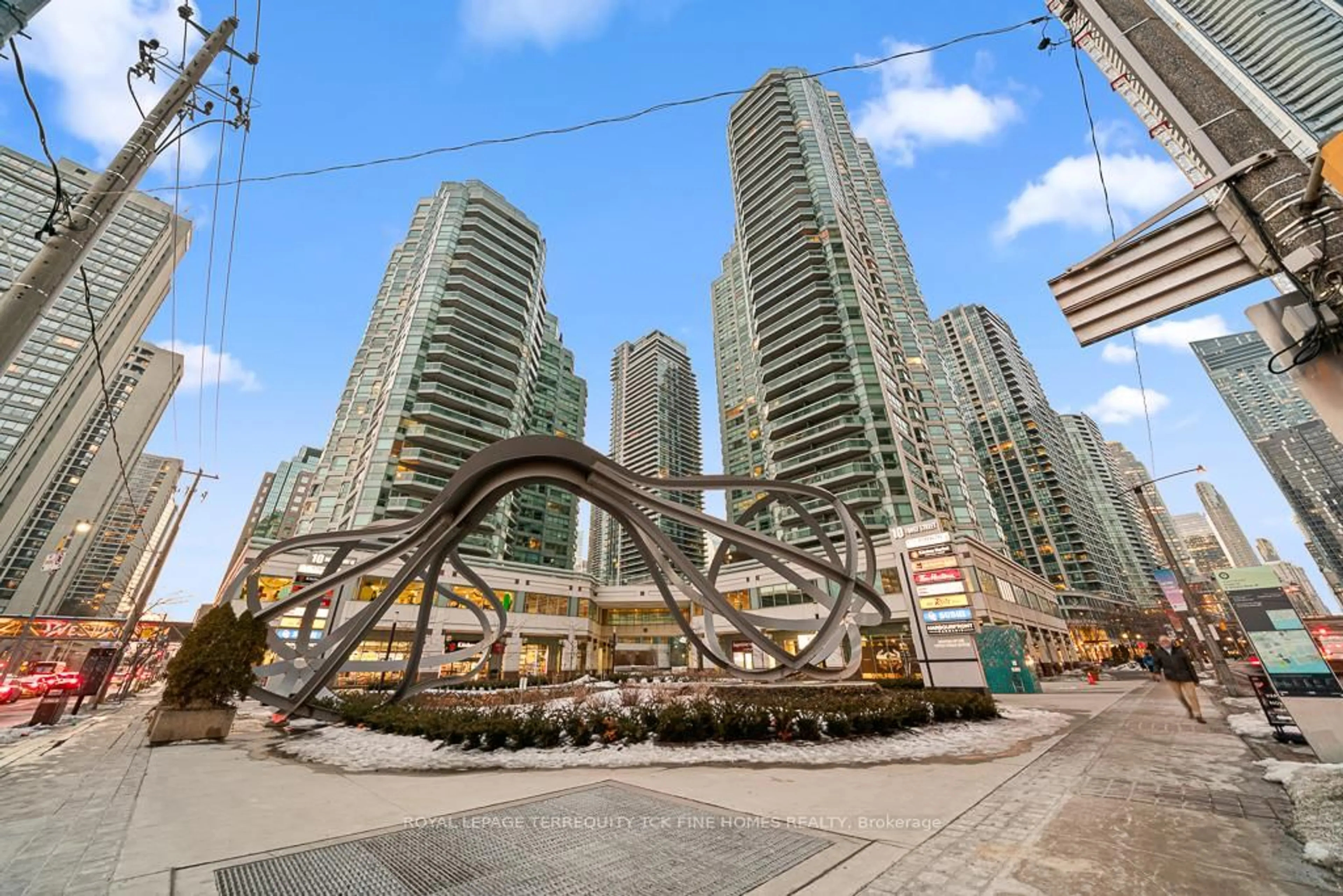 Patio, street for 10 Yonge St #2604, Toronto Ontario M5E 1R4